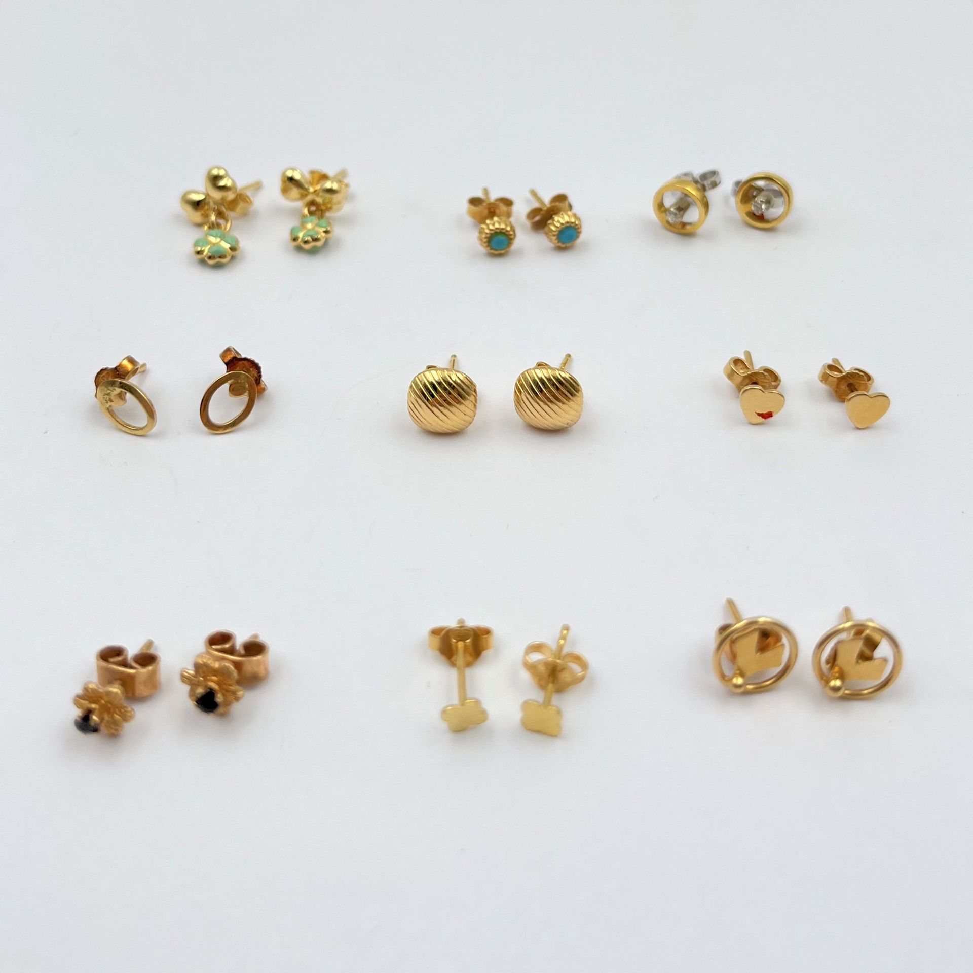 Lot de 9 paires de puces d'oreilles, en or (18K). Poids brut : 12,7 g

Frais acheteur pièces et lots en or : 9,6% TTC -  8% HT