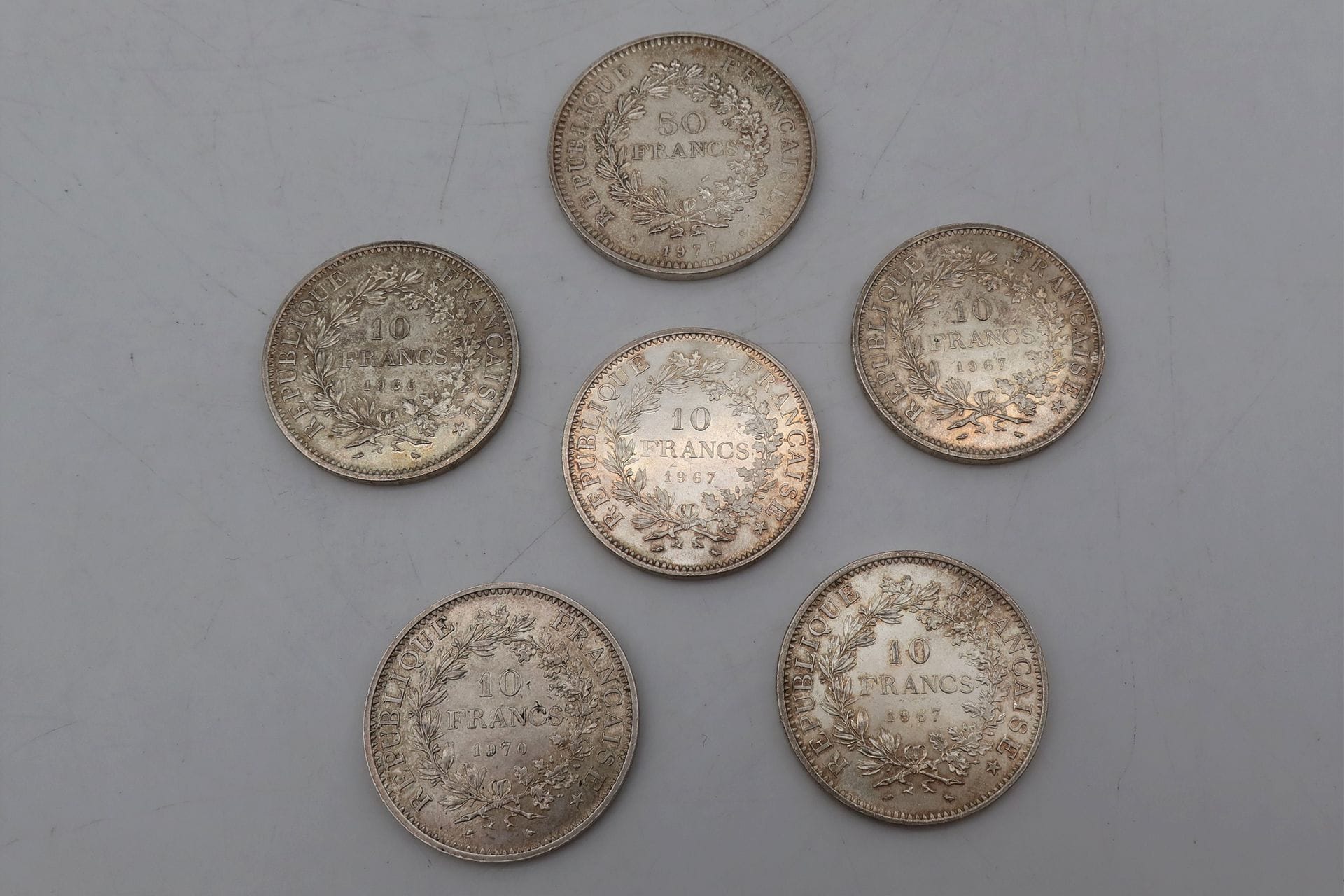 Lot de 13 pièces et monnaies françaises dont 5 en argent et 7 en métal divers. 

50 Francs type Hercule : 1977

10 Francs type Hercule : 1966 - 1967 (3) - 1970.

poids net : 155,13 grammes.

Frais acheteur pièces et lots en or : 9,6% TTC -  8% HT