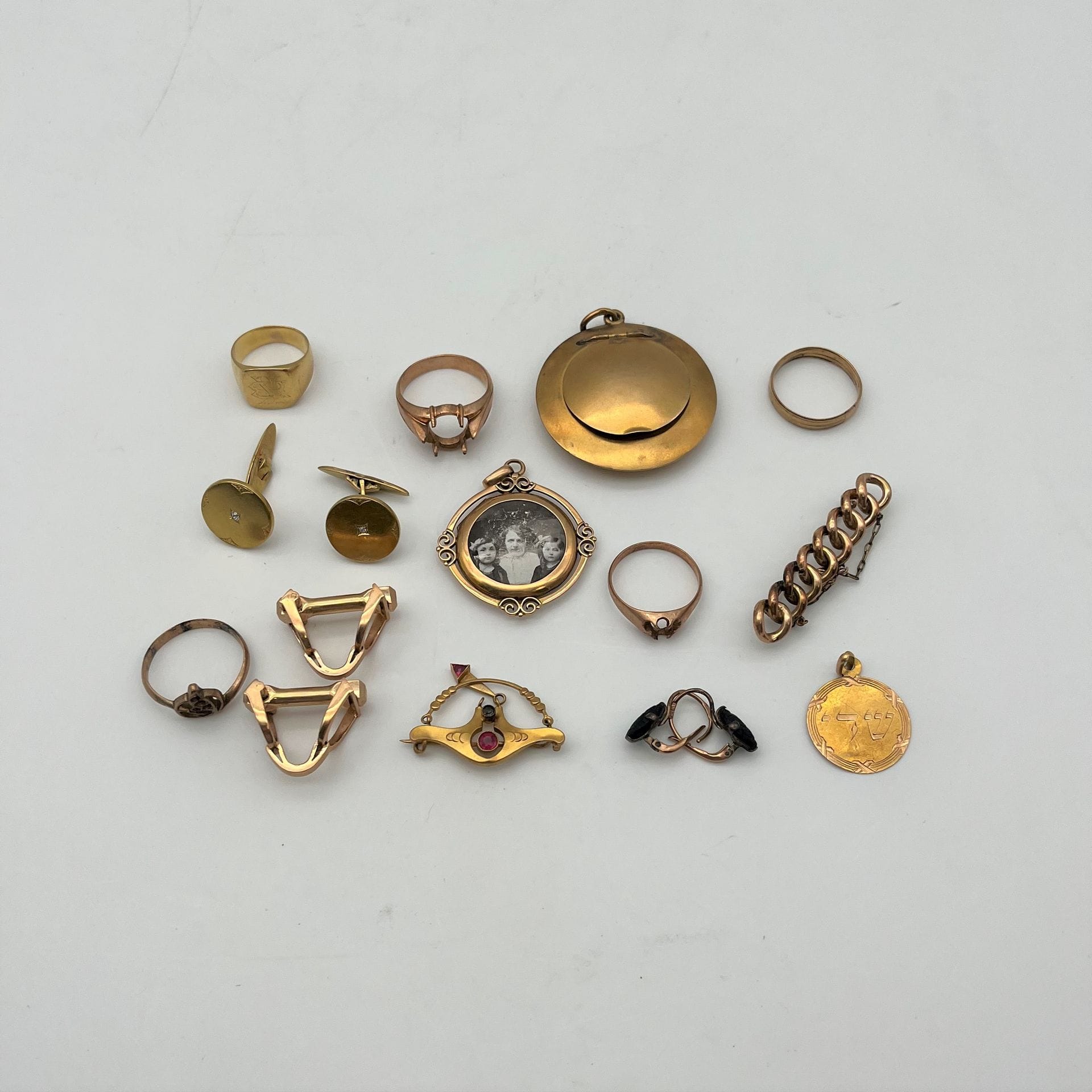 Lot 17 / 22
Lot de bijoux et bris d'or 14K et 18K. Poids brut : 70,1 g

Frais judiciaire : 14,28 % TTC