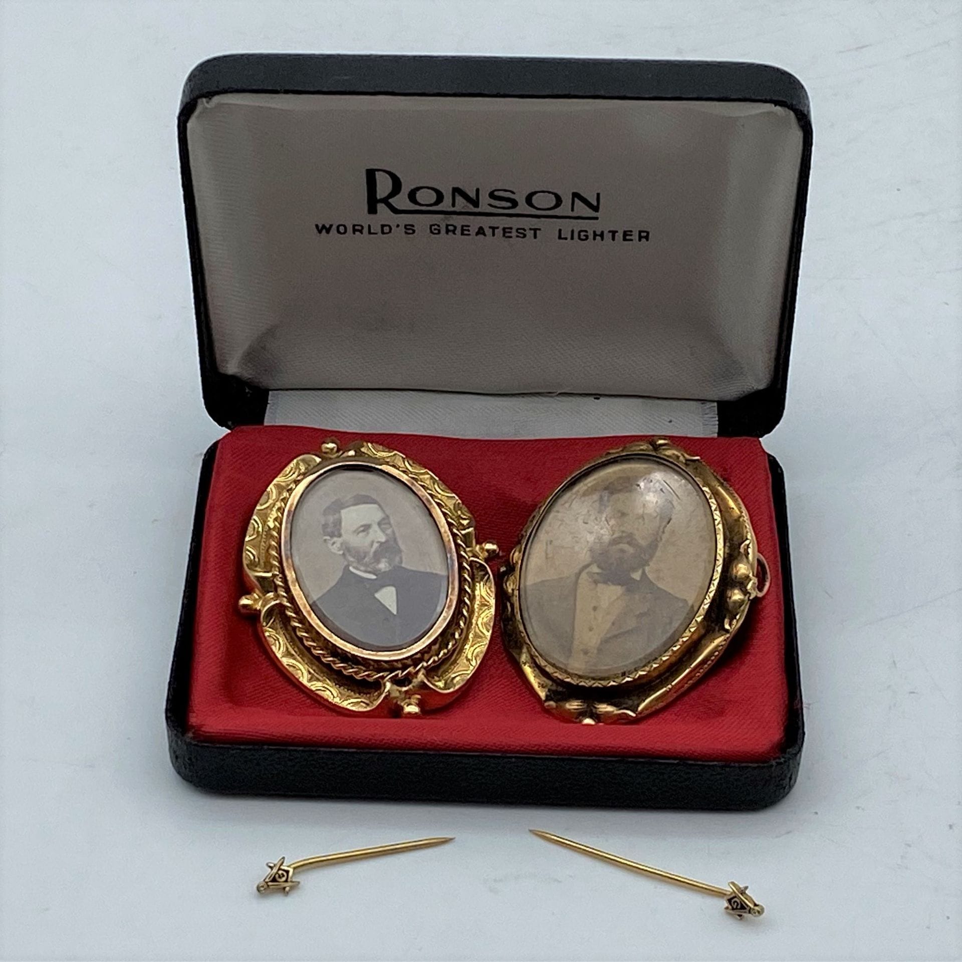 Lot réunissant : 

Une broche agrémentée d'un portrait d'homme en or 18k

Un élément de broche agrémentée d'un portrait d'homme en or 18k (AC) 

On joint : Deux épingles aux chiffres massoniques en métal doré 

Poid brut : 24,9 g

Frais acheteur pièces et lots en or : 9,6% TTC -  8% HT