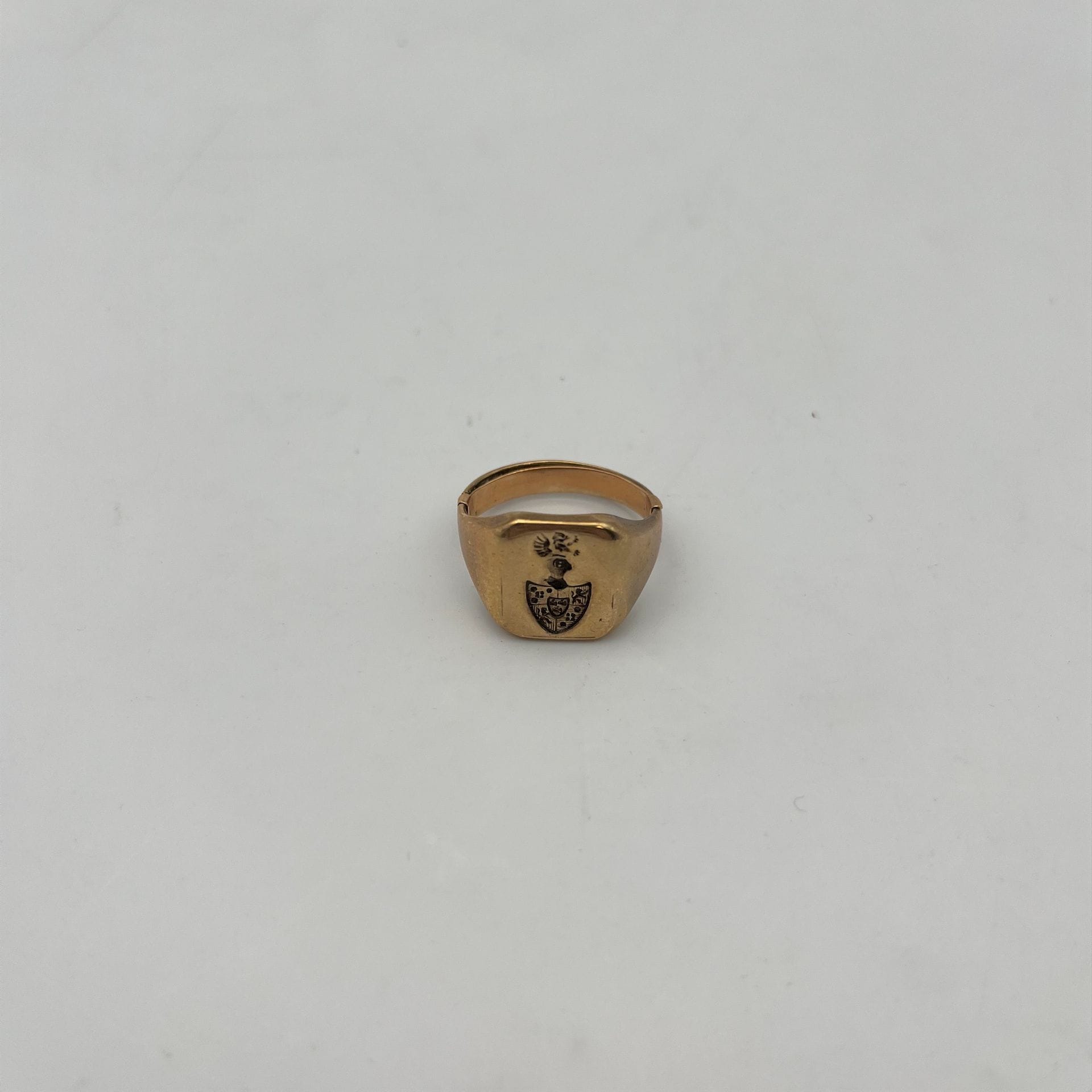 Lot 27 / 9
A gold signet ring. Weight : 11 g
Judicial fees: 14.28% inc.