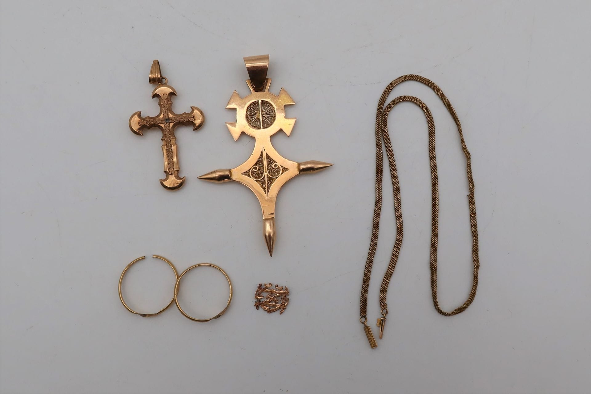 Lot réunissant : 

Une croix du sud filigranné en or 18 K (a charge). 

Une petite croix en or 18k (creux),

Chiffre CN de chevalière en or 18k,

Deux éléments de bague en or 18k Accidents et manques

Une chaine en or 18K (à charge).

 Accidents et manques

Poids de l'ensemble : 30,3 g

Frais acheteur pièces et lots en or : 9,6% TTC -  8% HT