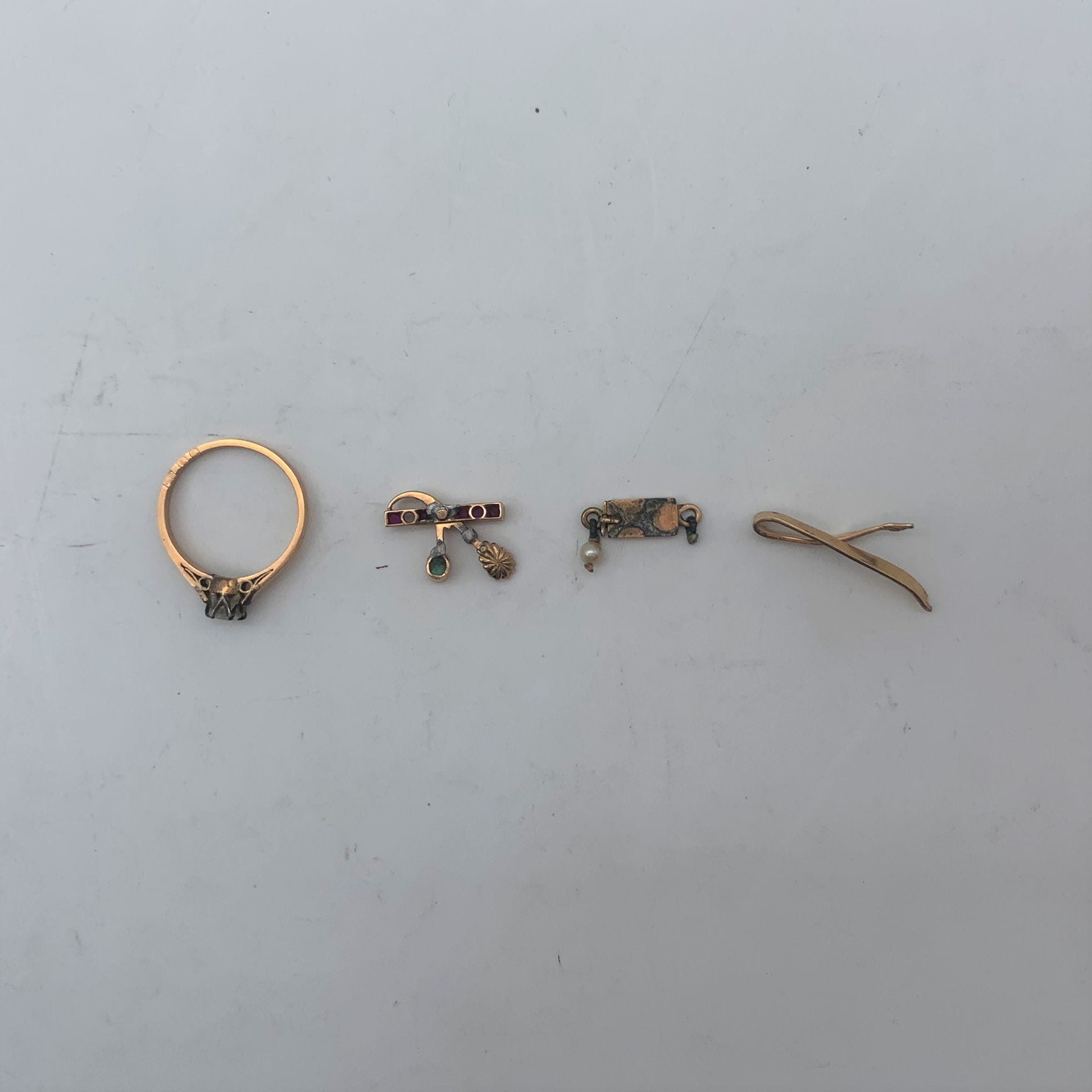 Lot 134 / 31 
Bris d'or et une bague diamant. Poids brut : 5,8 g

Frais judiciaire : 14,28 % TTC