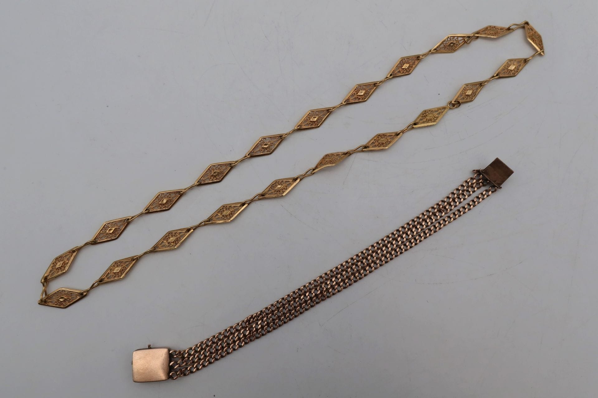 Lot réunissant un sautoir en or filigrané 18K.

Poids net : 23 g

On joint un bracelet en or 9K Poids : 16 g

poids total 39 grammes.
Frais acheteur pièces et lots en or : 9,6% TTC -  8% HT