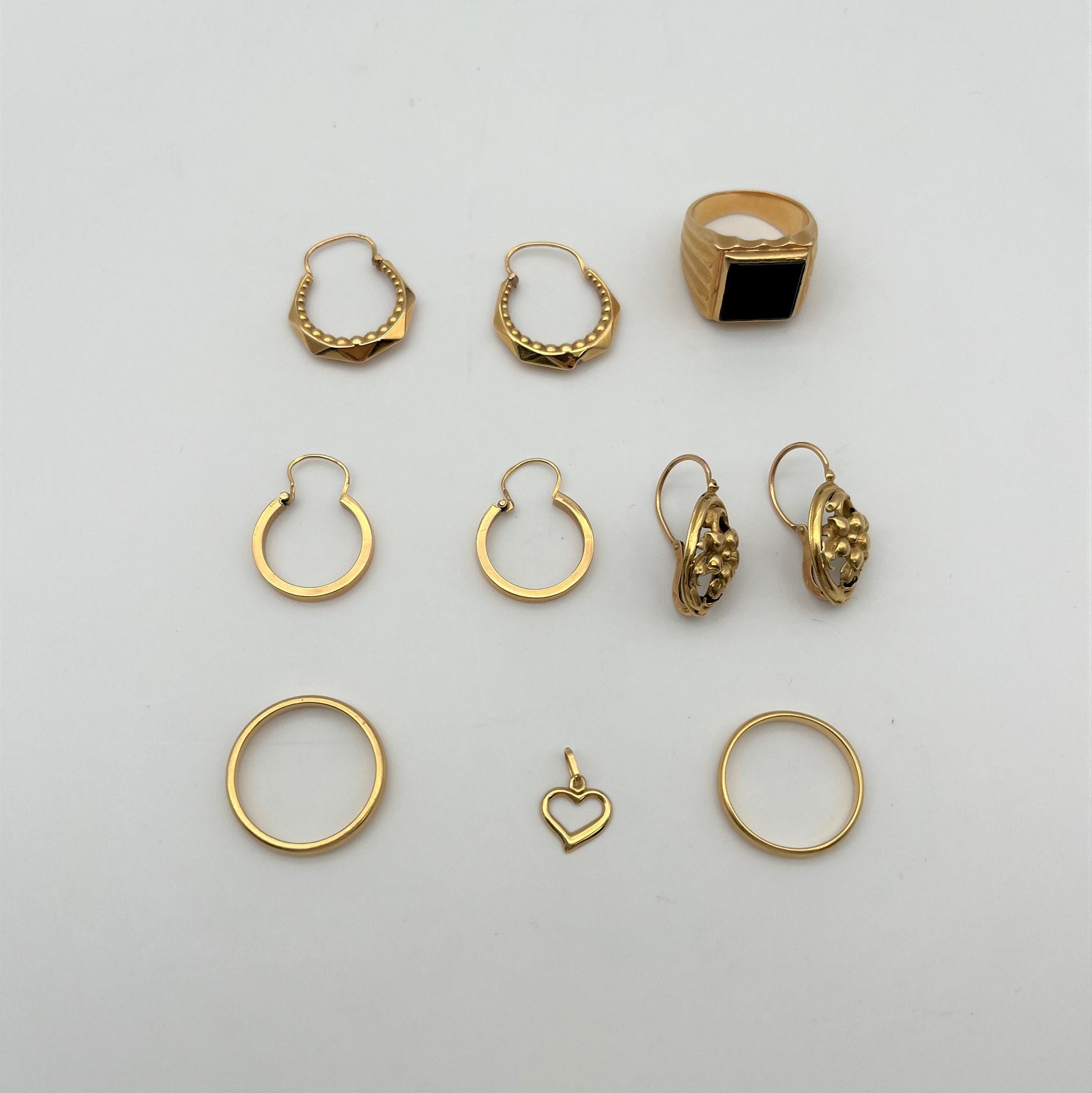 Lot de bijoux en or jaune 18K Poids brut : 24 g

Frais acheteur pièces et lots en or : 9,6% TTC -  8% HT