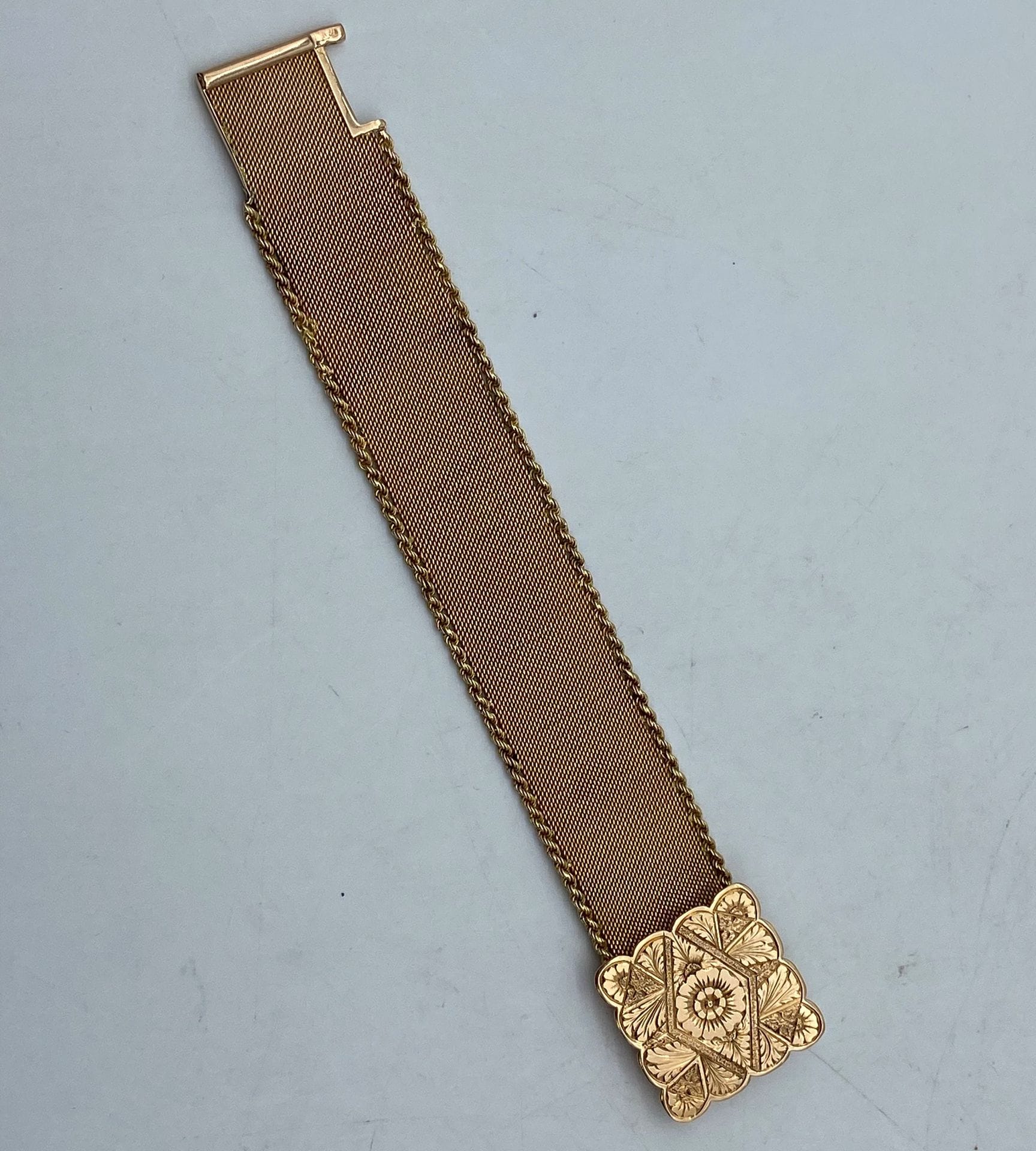 Bracelet ruban en or 18 K

Poids net : 73 g

Frais acheteur pièces et lots en or : 9,6% TTC -  8% HT