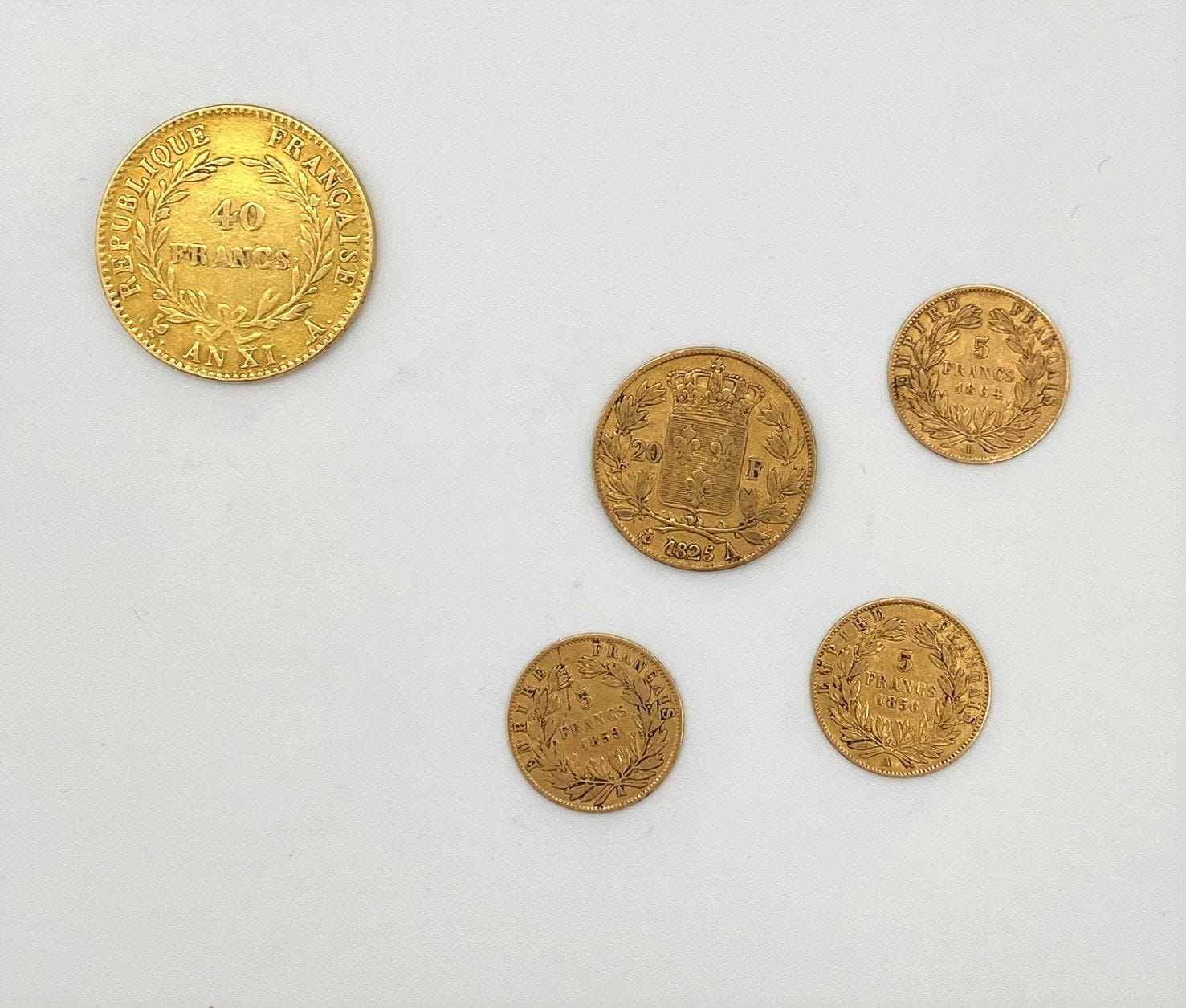 5 pièces en or :
- 1 pièce de 40 Francs en or. Bonaparte 1er Consul An XI. 
- 1 pièces de 5 Francs. Napoléon III Tête Laurée. 1864 BB.
- 2 pièce de 5 Francs en or. Type Napoléon III Tête nue. 1856 A - 1859 A 
- 1 pièce de 20 Francs en or. Type Charles X. 1825 A
Frais acheteur pièces et lots en or : 9,6% TTC -  8% HT