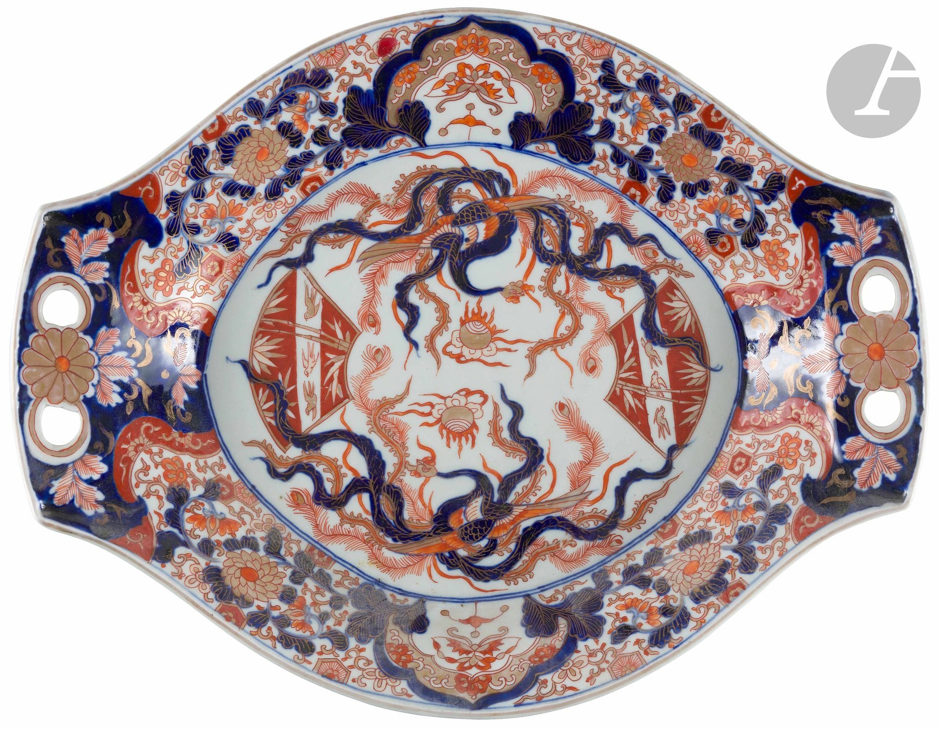 Japan 
Four oval porcelain dishes with blue, red and gold Imari decoration of flowers, flower basket and phoenix. 
19th century.  
L. 42 cm ; 35 cm ; 33 cm.