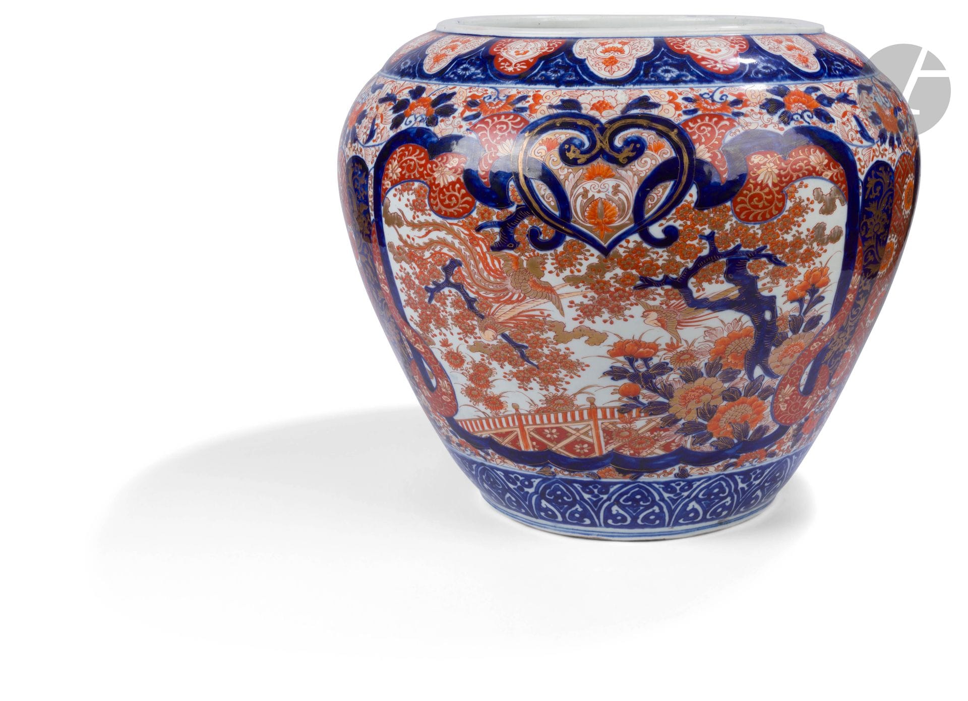 Japan 
Oblong porcelain planter with blue, red and gold Imari decoration of phoenixes, prunus and peonies in reserves on a fabric-like background. 
19th century.  
H. 43 cm.