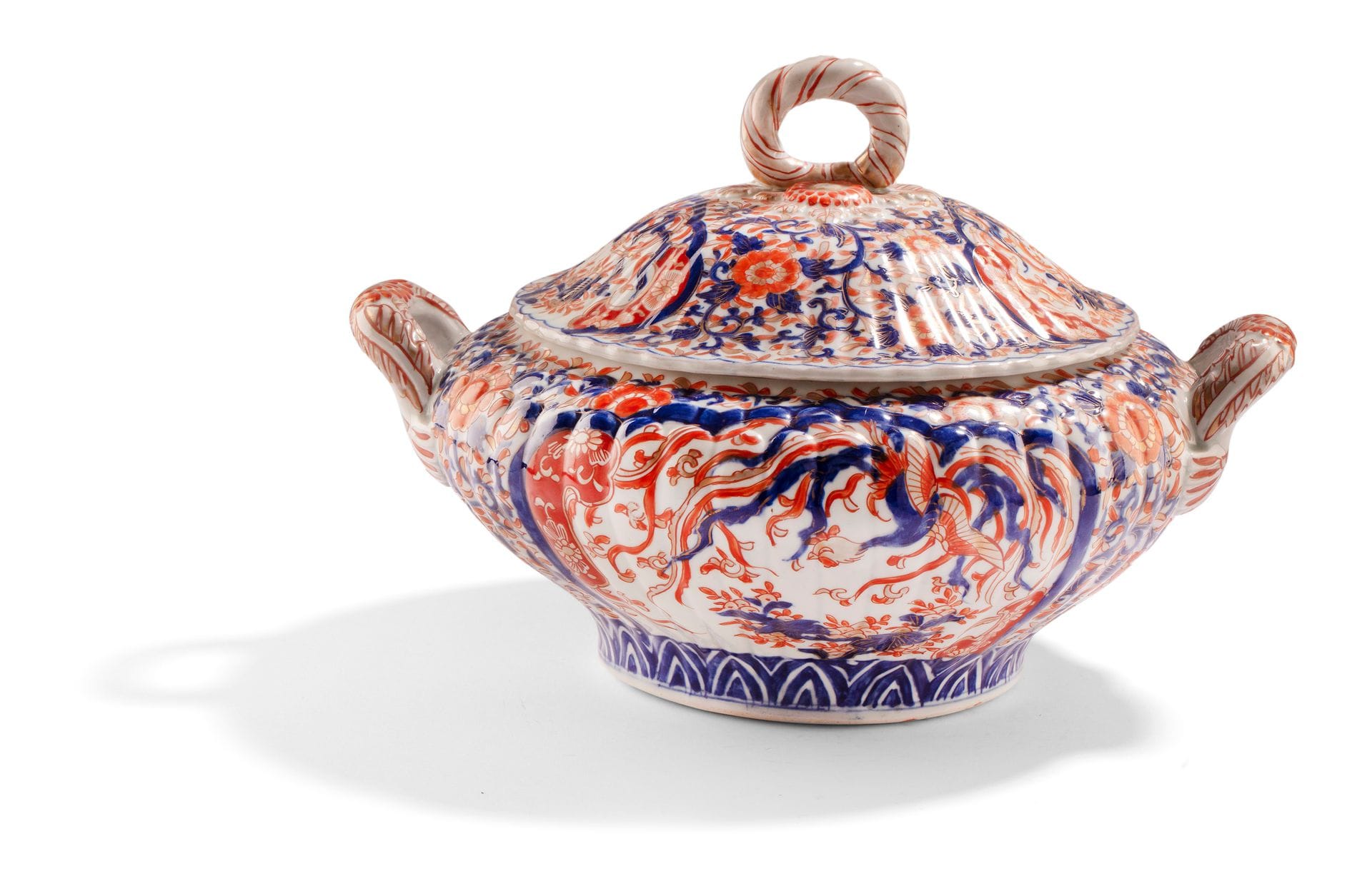 Japan 
Porcelain oval soup tureen with blue, red and gold Imari decoration of phoenixes in reserves surrounded by flowers. 
19th century.  
L. 37 cm.