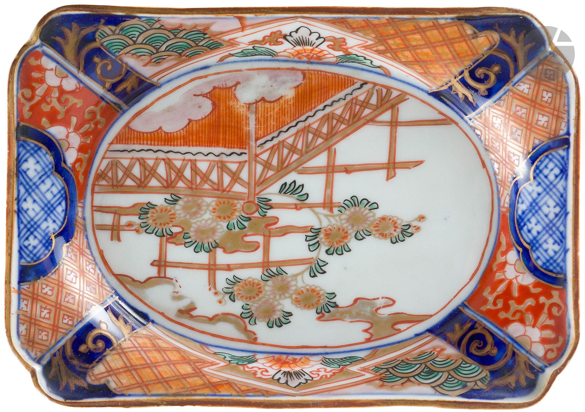 Japon 
Cinq plats de formes variées en porcelaine à décor bleu, rouge et or Imari de fleurs, prunus, paysages ou phénix. 
XIXe siècle.  
L. 24 cm à 17 cm. 
Un petit éclat.