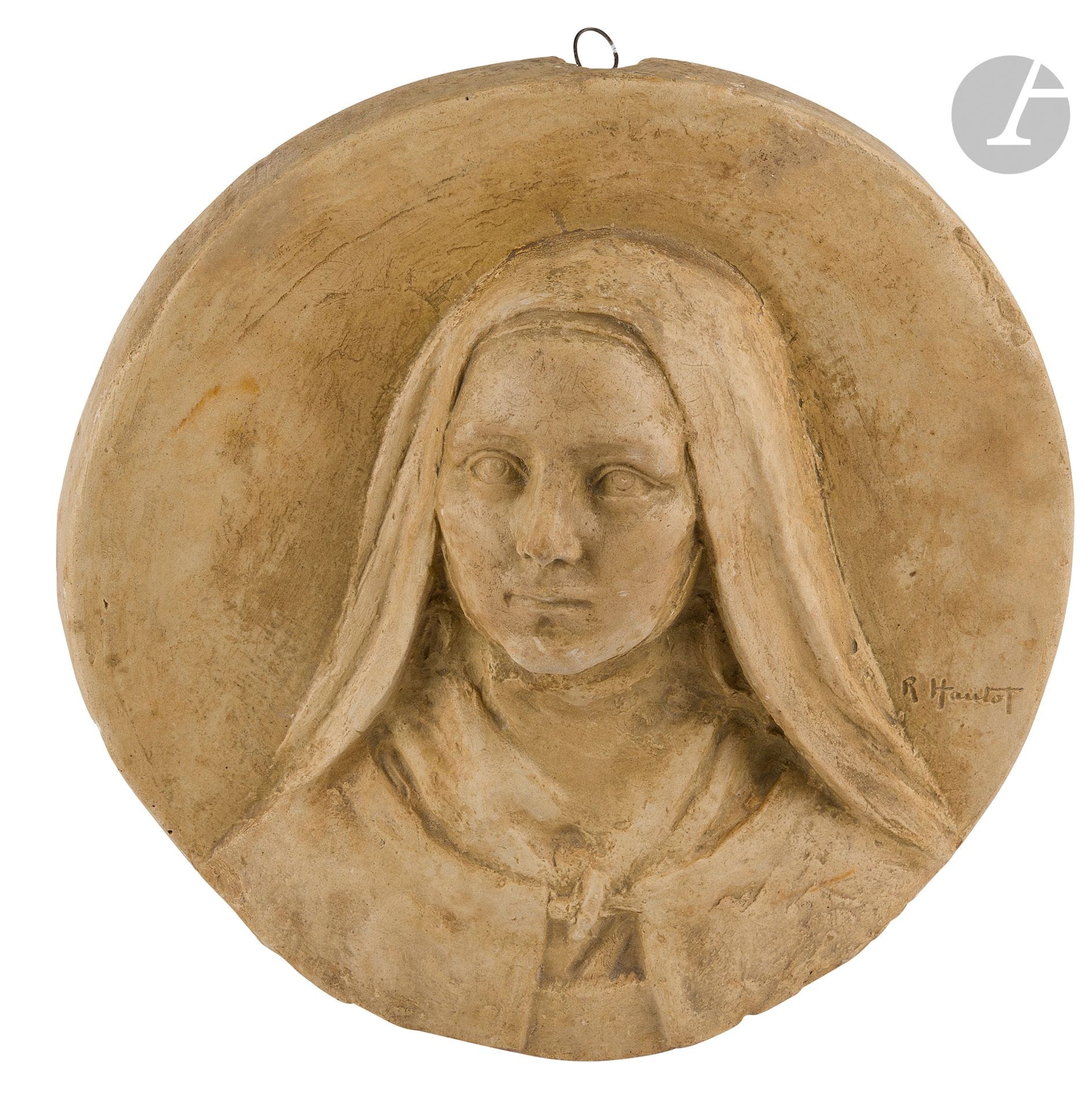 Rachel Hautot (1882-1935)
Sainte Thérèse de Lisieux
Médaillon en plâtre patiné 
Signé en haut de l'épaule gauche R. Hautot
Porte au revers incisé dans le plâtre première épreuve RH
D. 26 cm