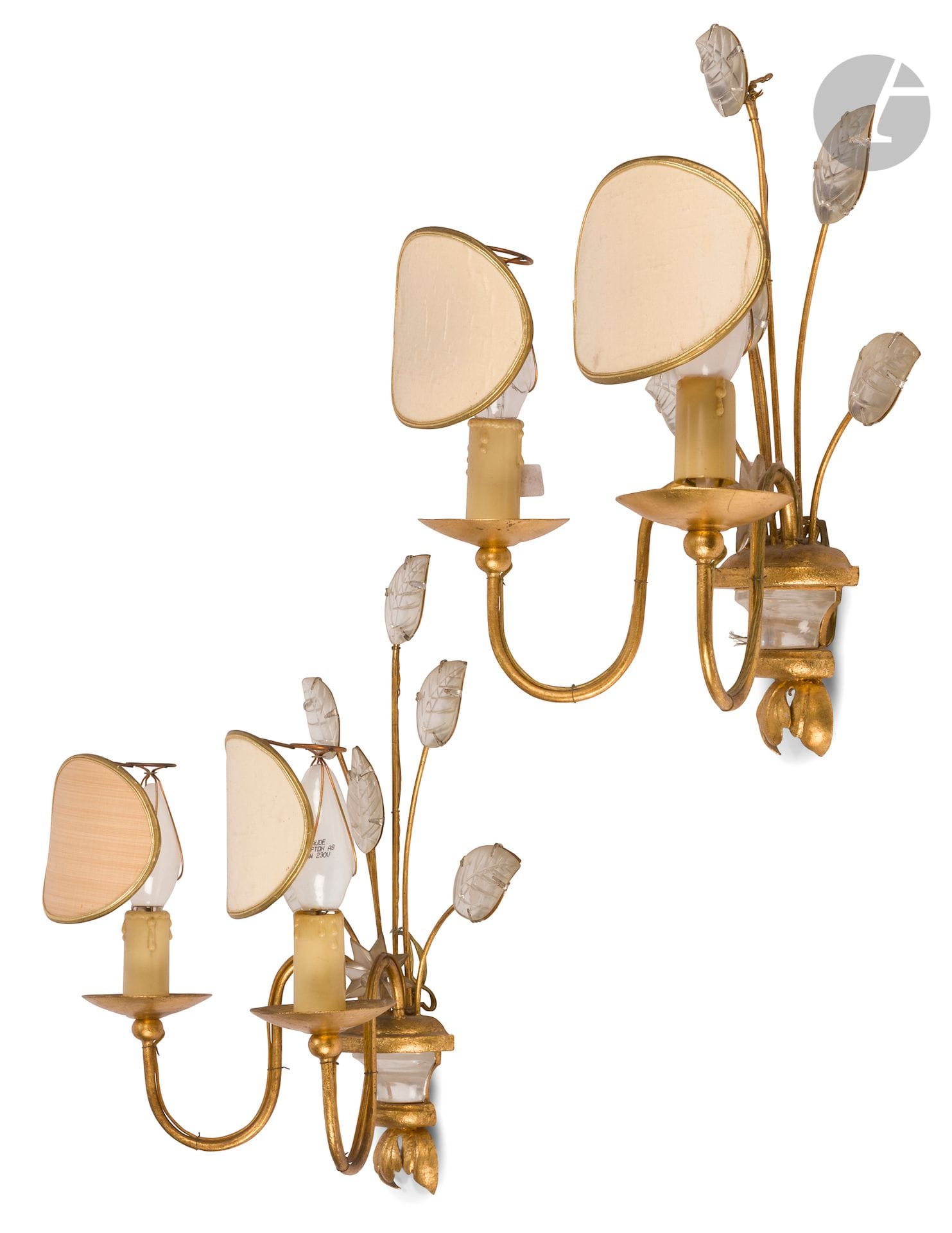 Deux paires d'appliques en métal doré et verre gravé, à deux lumières et décor de fleurs ; (montées à l'électricité ; accidents et manques).
H. 34 cm et 46 cm