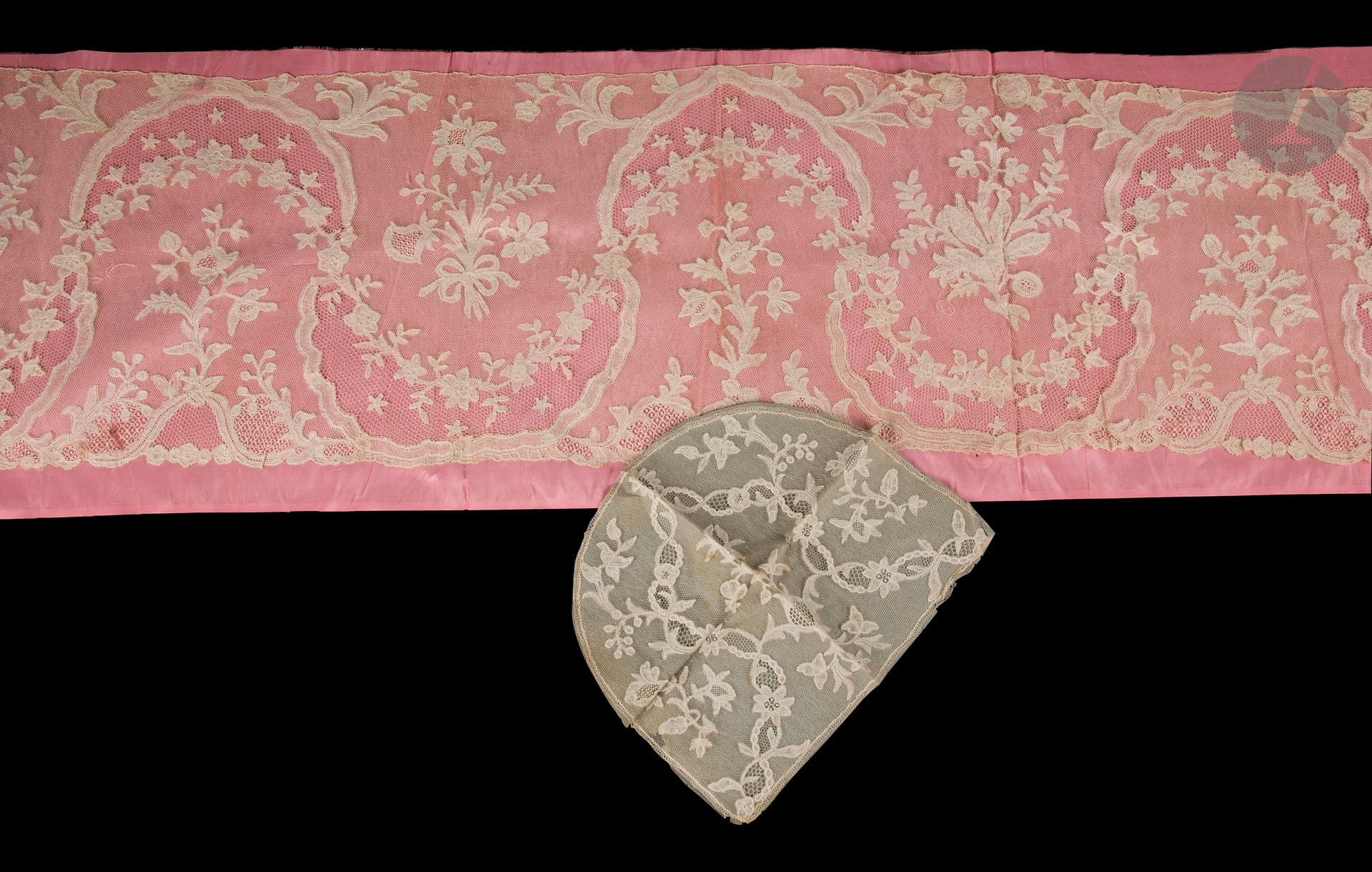 18th century textiles.
Two pieces in Bruxelles aux fuseaux including a flounce and a bonnet bottom.
Dimensions: 155 x 28 cm and 26 x 22 cm