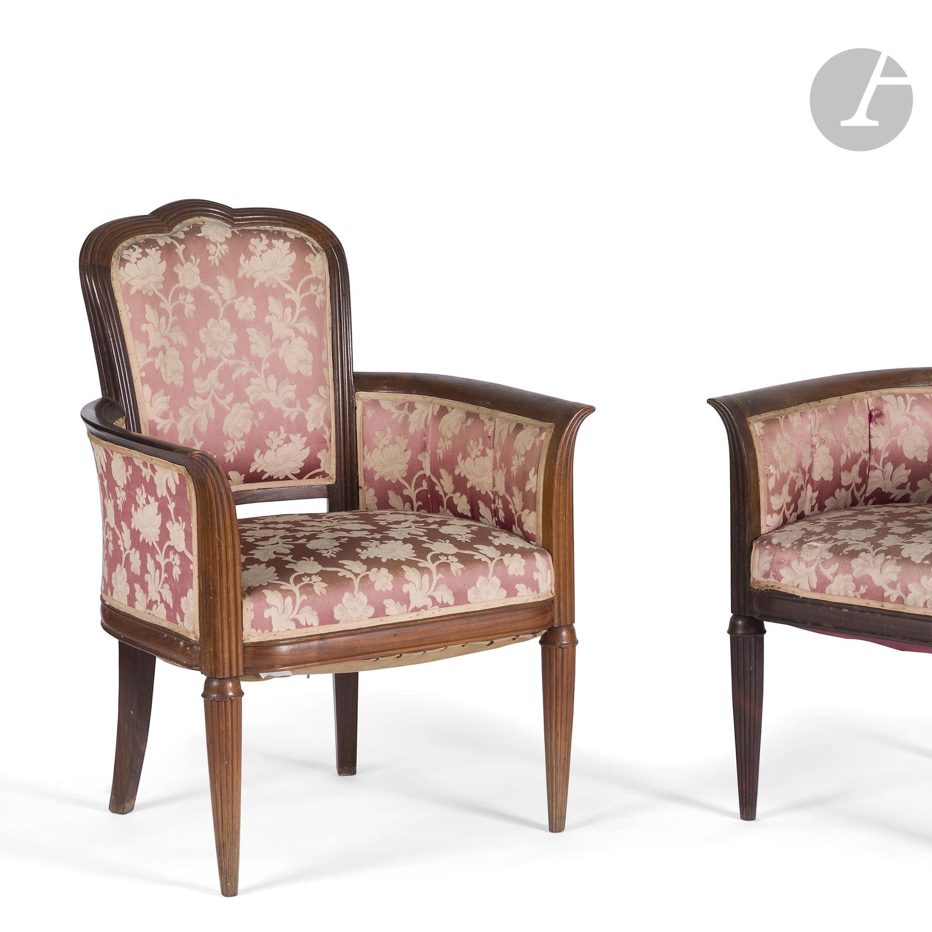 PAUL FOLLOT (1877-1941) (ATTRIBUÉ À)
Paire de fauteuils en palissandre nervuré, mouluré et sculpté. Les dossiers et les façades d’accotoir cannelés. Les chapiteaux des pieds avant fuselés en clochettes de muguet stylisées. Les accotoirs évasés. Circa 1920-25. Garniture (usagée) non d’origine. H. 88 cm – L. 166 cm – P. 66 cm

Bibliographie :
- L’Art vivant – N° 17 de 1925. Légère variante reproduite page 24.
- Art et Décoration – Septembre 1921. Variante version corbeille reproduite page 75. 
- Le Meuble – Éditions du Chêne, Paris, 1941. Légère variante reproduite page 53.