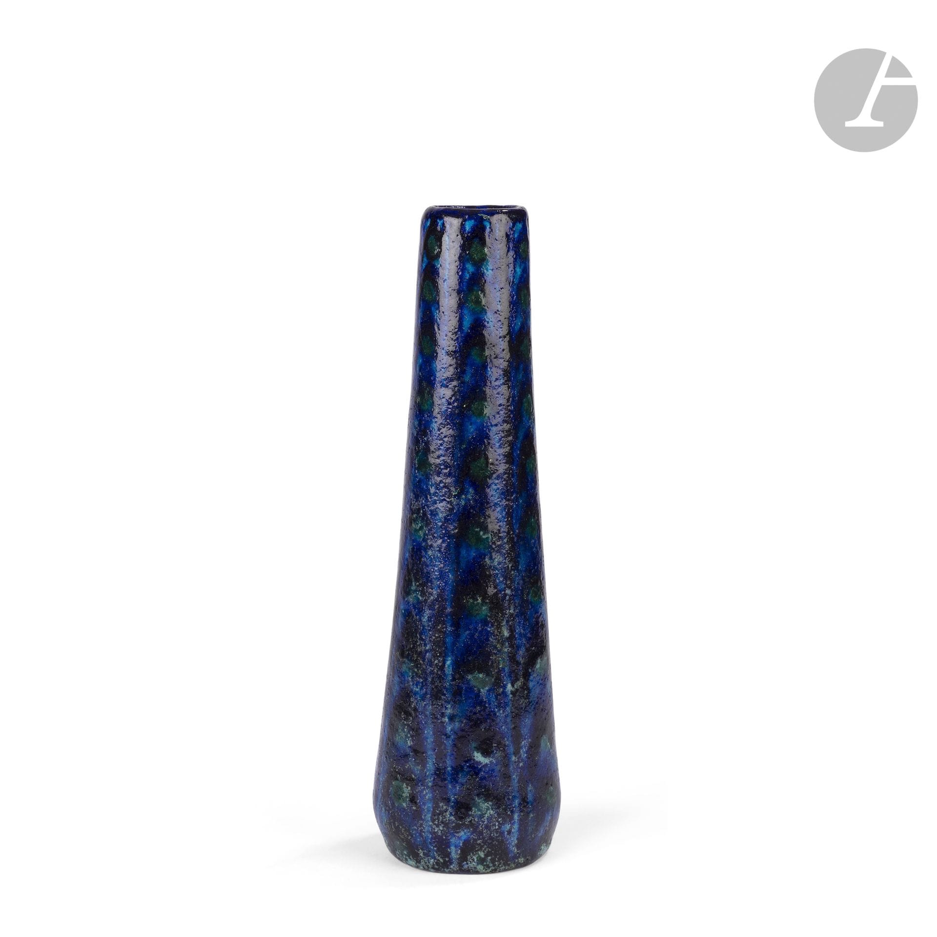 FÉLIX ET MADELEINE MASSOUL (1872-1938) ET (1873-1944)
Écailles
Haut vase soliflore. Épreuve en céramique émaillée polychrome ; bleu « mâle », bleu, vert. Signé MASSOUL sous la base. H. 25 cm