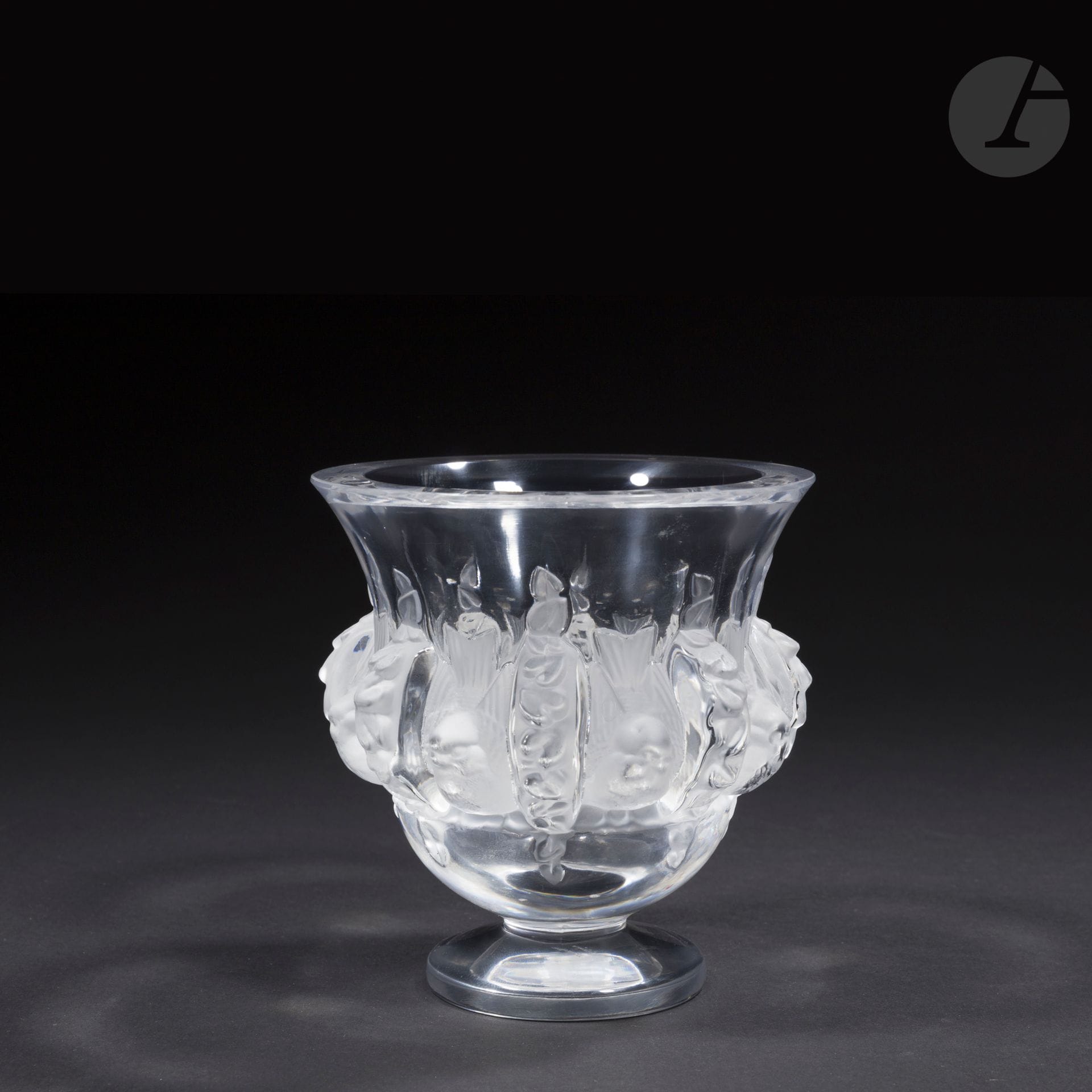MARC LALIQUE (1900-1977) POUR LALIQUE FRANCE
Dampierre, le modèle conçu en [1948]
Vase Médicis au décor titre en relief. Épreuve en cristal ; en partie satiné. Signé LALIQUE France sous la base. H. 12 cm