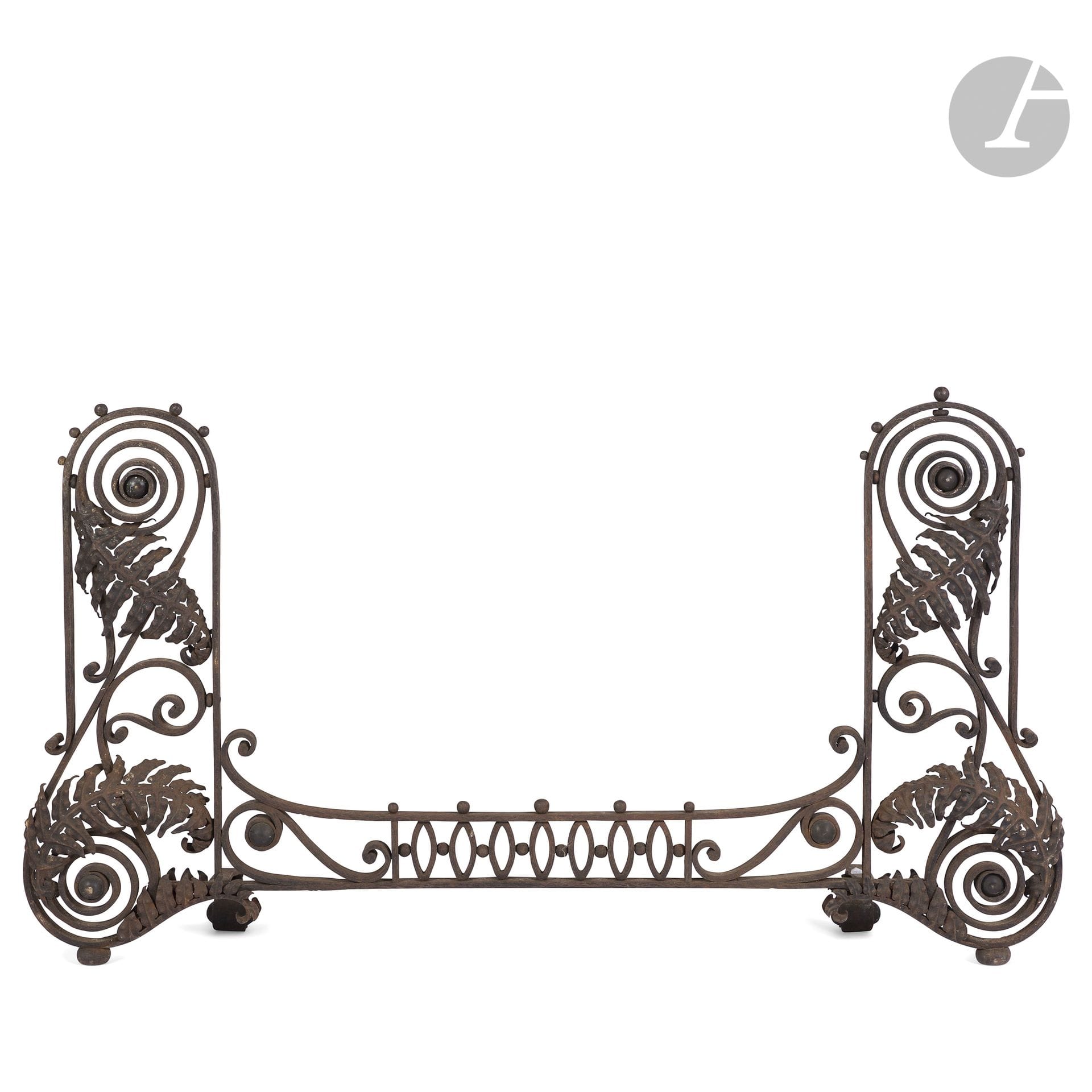 ART NOUVEAU WORK
Les Fougères
Wrought-iron bar with patina finish. Lateral parts in double scrolls with title motifs in cut, worked and patinated sheet metal; central bar with geometric decoration. Complete with rear jambs. Circa 1900. Oxidation marks. H. 58 cm - L. 105 cm
