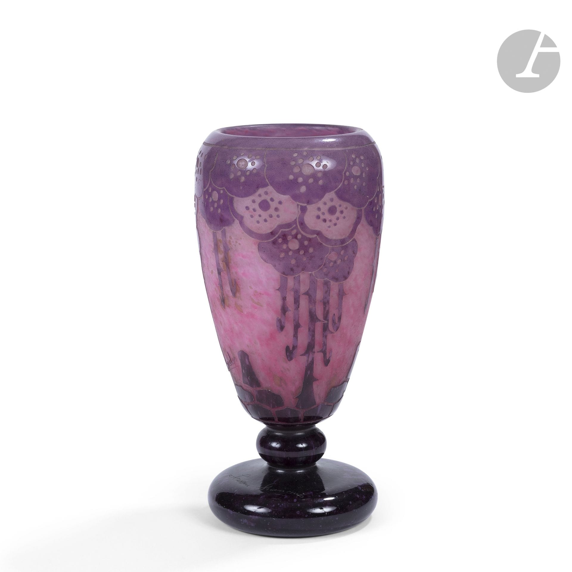 LE VERRE FRANÇAIS
Églantines, circa 1927-28
Vase tulipe sur piédouche. Épreuve en verre multicouche au décor dégagé à l’acide et traité violet et écaille sur fond marmoréen rose et parme. Signé LE VERRE FRANÇAIS, en gravure sur la base. H. 22,7 cm