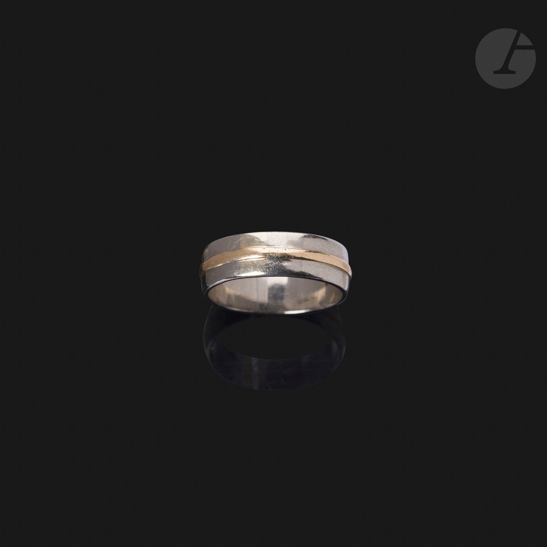 JEAN DESPRÉS (1889-1980) 
Bague moderniste en or blanc et or jaune. L’anneau reçoit, sur tout son pourtour, un jonc circulaire. Porte les poinçons de M.O. et de garantie. Poids : 6 g

Provenance :
- Côté XXe – Ader maison de ventes, Hôtel Drouot, 21 octobre 2016. Œuvre présentée sous le numéro 222 du catalogue.
- Collection particulière. Œuvre acquise lors de la précédente.