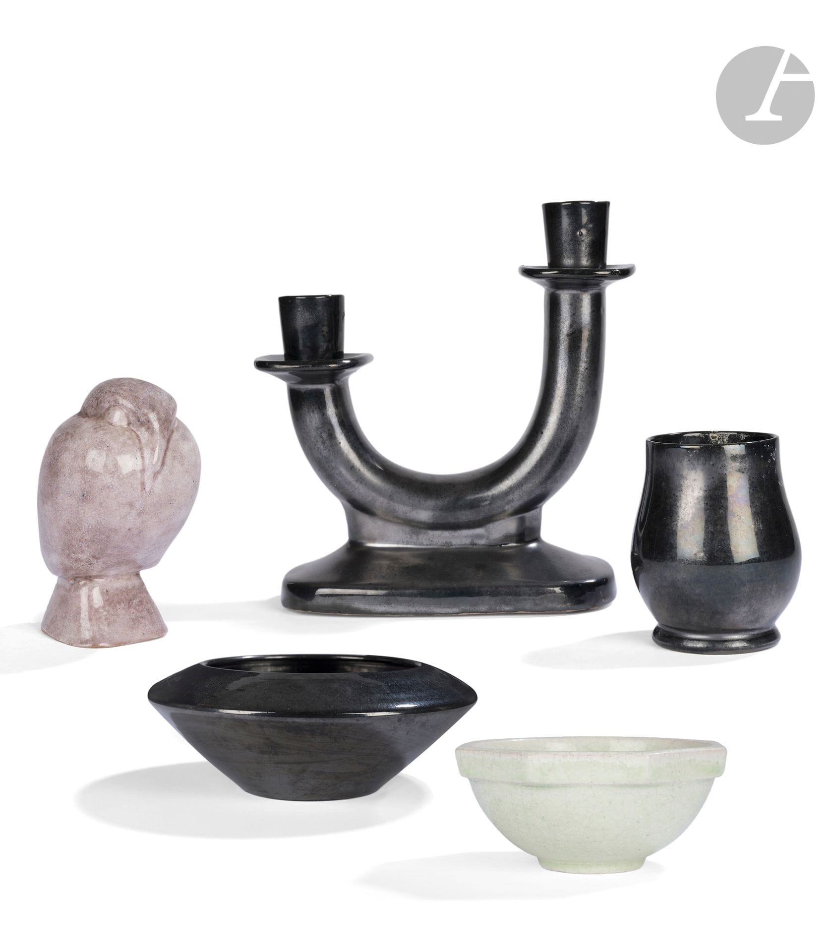 ALICE SORDET BONIFAS (1902-1975) – 5 ŒUVRES 
- Moineau, le modèle conçu par Wyss Pilet
Sculpture. Épreuve en céramique émaillée. Signée LIFAS à l’intérieur sous la base. H. 13,5 cm
- Un vase sur talon à très large col annulaire. Épreuve en céramique émaillée noir. Signé LIFAS sous la base. H. 10 cm
- Une coupe à bordure rentrante. Épreuve en céramique émaillée noir. Signée LIFAS sous la base. H. 7 cm – D. 18,5 cm
- Une coupe de type Écrou. Épreuve en céramique émaillée céladon. Signée LIFAS sous la base. H. 6,5 cm – D. 14 cm
- Un chandelier à deux branches. Épreuve en céramique émaillée noir. Signé LIFAS sous la base. H. 22 cm – D. 19 cm