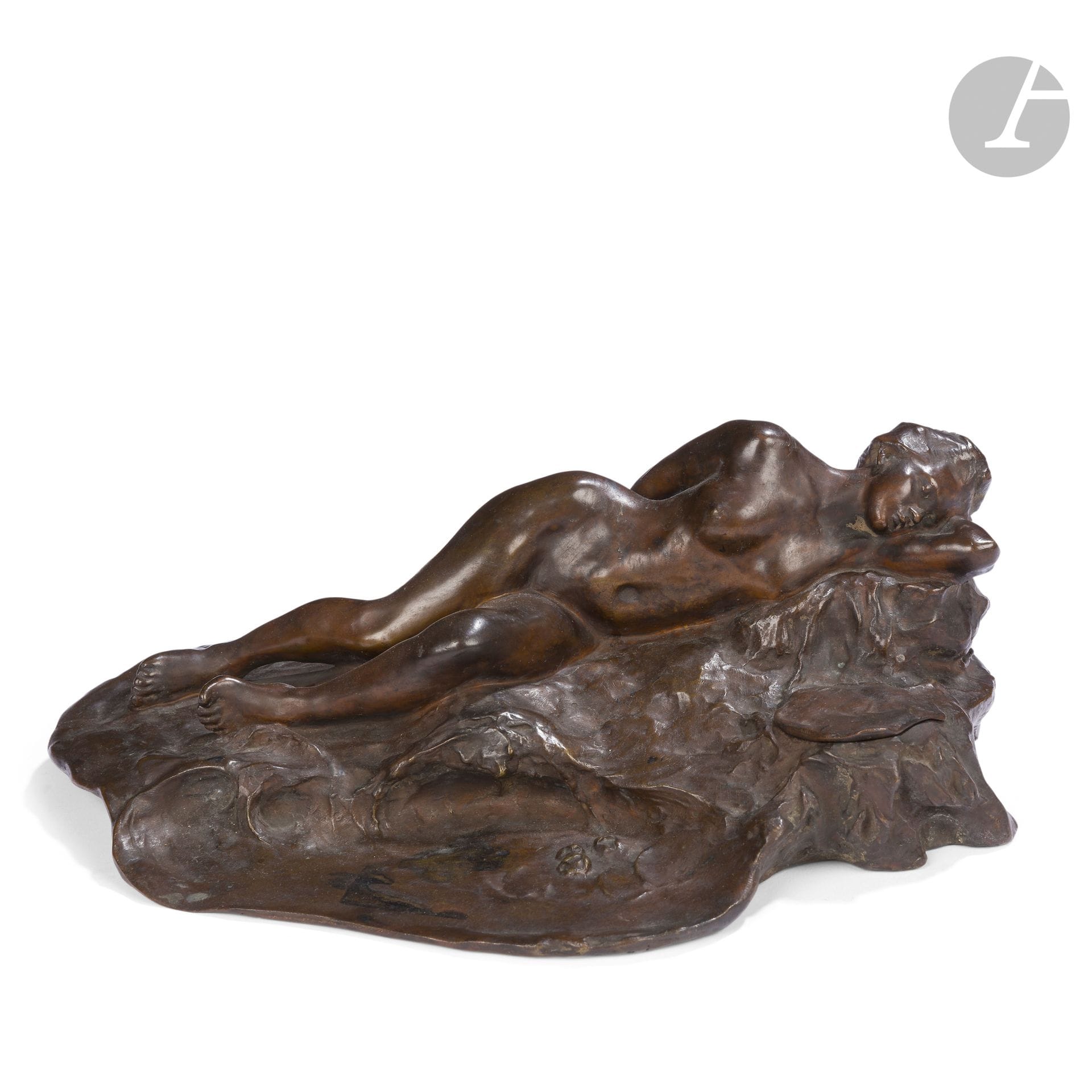 PAUL PAULIN (1852-1937)
Le Repos au bord de l’étang
Encrier au motif titre en ronde-bosse. Épreuve en bronze à patine brune. Fonte d’édition ancienne d’époque Art nouveau. Complet de son godet en verre. Signé et daté Paul PAULIN 1903 sur le tertre à l’arrière. L. 33 cm