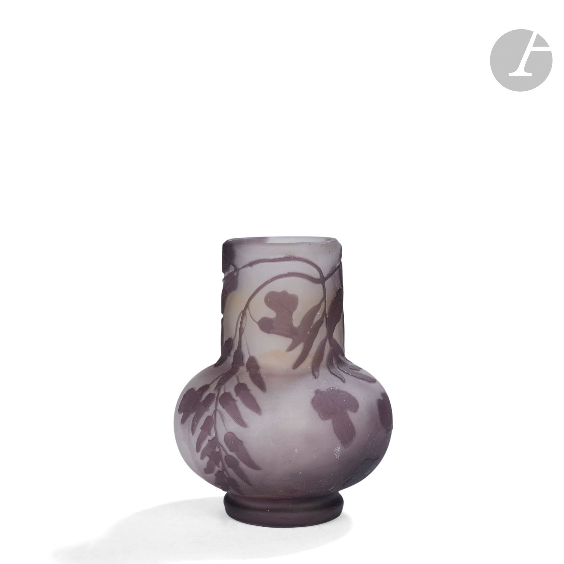 ÉTABLISSEMENTS GALLÉ (1904-1936)
Glycines
Vase sur talon à col cheminée. Épreuve en verre multicouche au décor titre dégagé à l’acide et traité parme sur fond gris-blanc. Signé GALLÉ, en réserve gravé en camée à l’acide sur la base. H. 8,5 cm