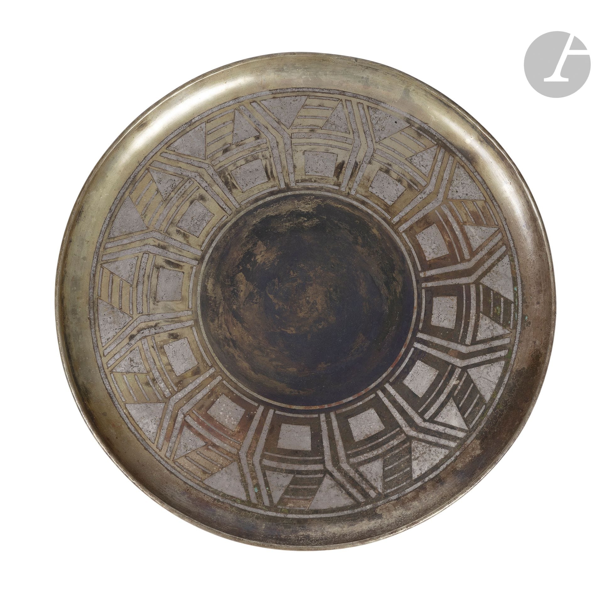 LAURENT LLAURENSSOU (1899-1959)
Motifs géométriques
Plateau circulaire. Épreuve en dinanderie de laiton montée au marteau. Le décor titre en incrustations d’argent sur fond patiné brun. Vers 1930. Fortes usures à la patine brune du fond. Signé Laurent LLAURENSSOU et porte un numéro 685 au revers. D. 40 cm