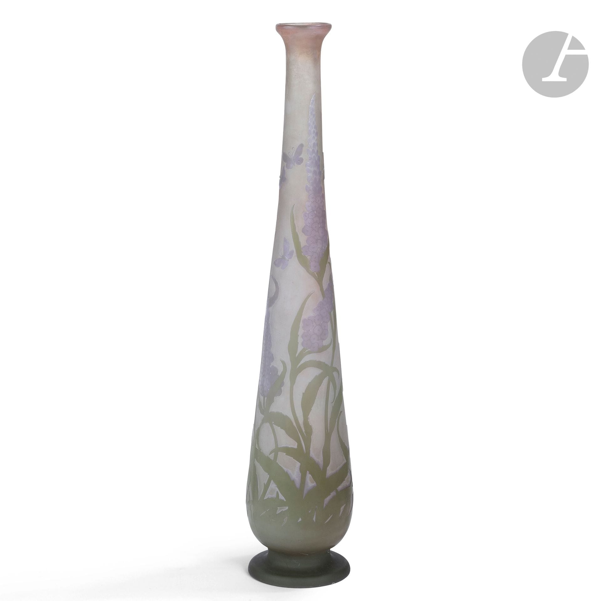 ÉTABLISSEMENTS GALLÉ (1904-1936)
Vol de papillons parmi des véroniques en épis
Très haut vase piriforme sur piédouche. Épreuve en verre multicouche au décor titre dégagé à l’acide et traité mauve et vert sur fond gris-blanc nuancé d’ocre vers le col. Un éclat sous le pourtour de la base ; non visible le vase posé. Signé GALLÉ, en relief gravé en camée à l’acide sur une des fleurs. H. 69,5 cm