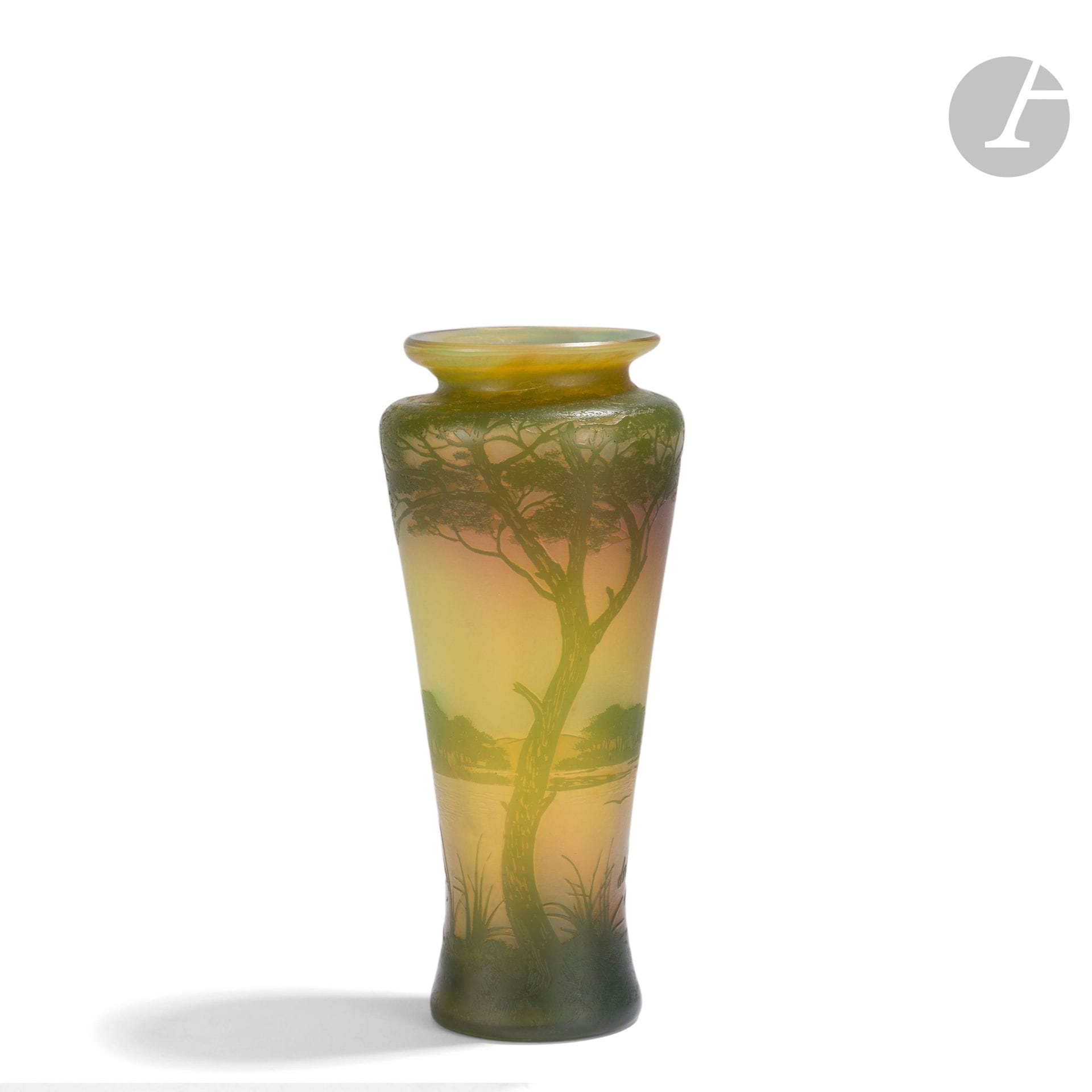 DE VEZ – CAMILLE TRUTIÉ DE VARREUX (1872-1942) (DIT)
Paysage de bords de mer aux îlots ; des pins parasols au premier plan
Vase balustre ; le col étranglé et annulaire. Épreuve en verre multicouche au décor dégagé à l’acide et traité vert sur un fond opalescent et aux riches irisations. Signé DEVEZ, en réserve gravé en camée à l’acide. H. 14,5 cm