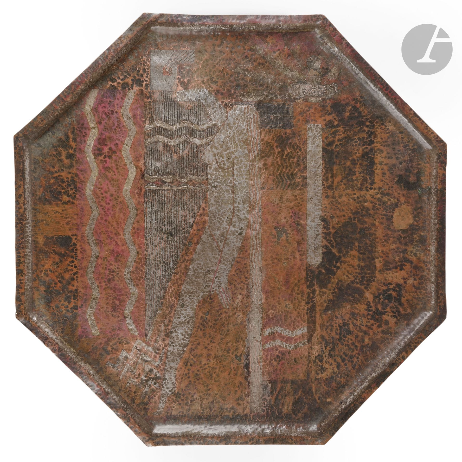 PAUL LOUIS MERGIER (1891-1981)
Woman with waterfall
Very large octagonal tray; the center is recessed. Proof in hammer-mounted copper dinanderie. The title decoration features a fire patina and silver inlays on a fire-patinated background. Circa 1930. Signed P. MERGIER on the obverse. 60 x 60 cm