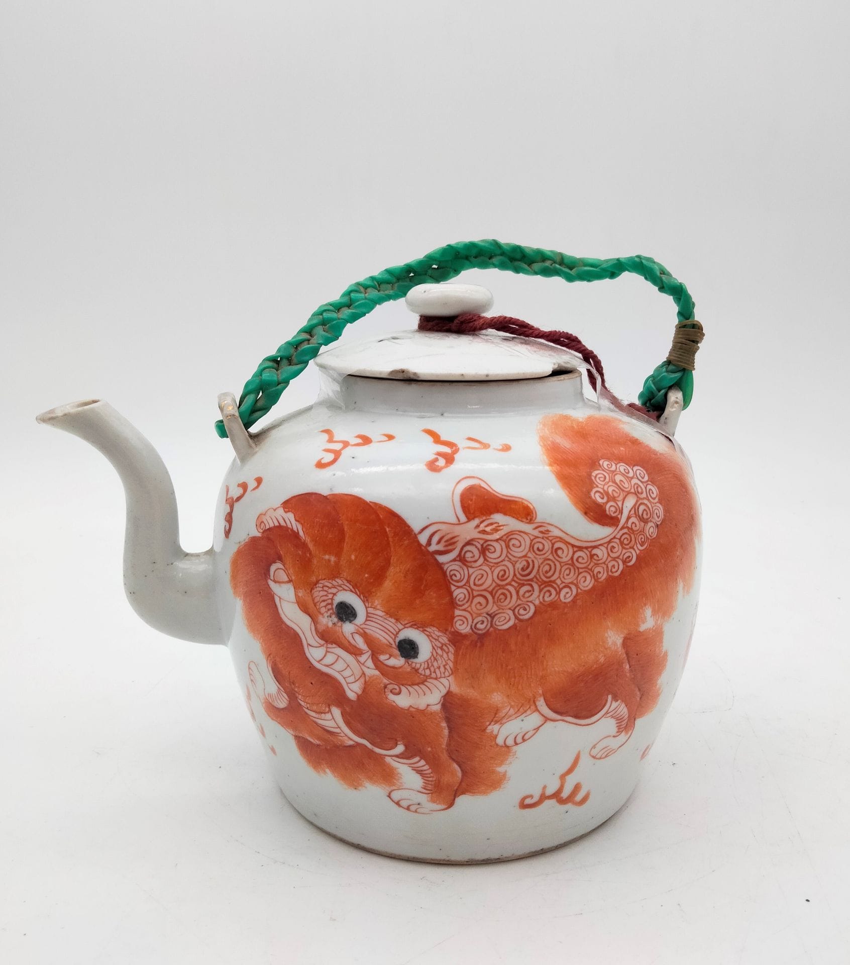 Théière en porcelaine, Chine, fin XIXe-début XXe siècle
A décor de chiens de Fô et inscriptions calligraphiques. Marque sous la base.
Hauteur : 13,7 cm
Accidents, manque l'anse.