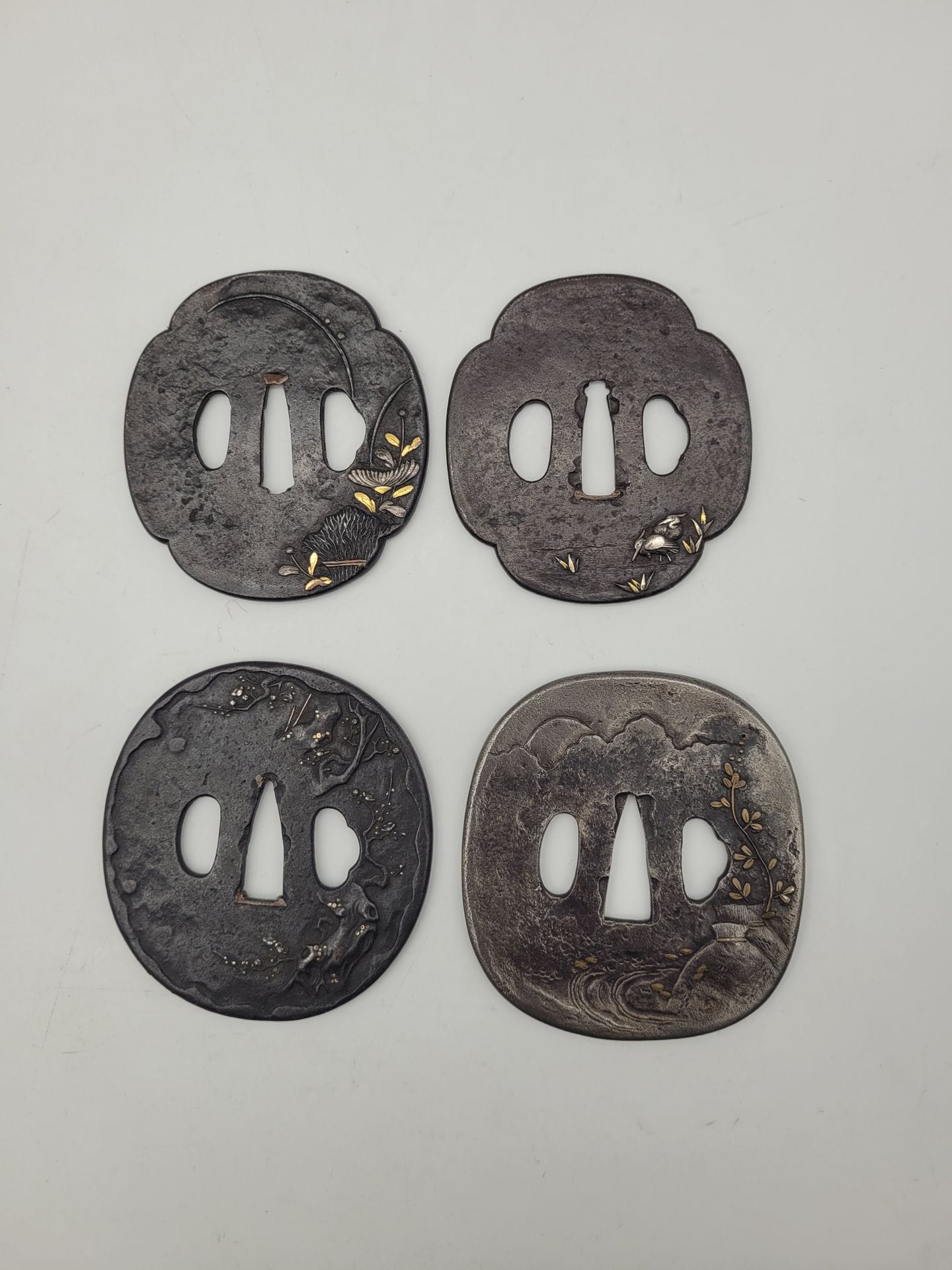 Lot de quatre tsuba en fer, Japon
Formes diverses (maru, naga maru et mokko gata) et décors d'oiseaux, fleurs, arbres et cours d'eau.
Usures, manques, dépatinées.