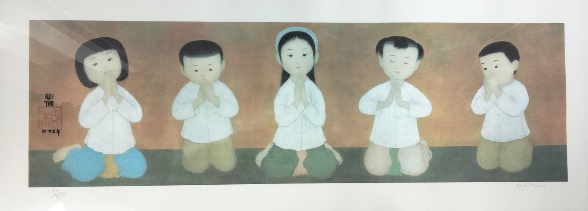 Trung Thu MAI (1906-1980) [d'après]
Enfants en prière
Procédé de reproduction sur soie (?) porte une signature "MAITHU".
293 / 750 
31.5 x 76 cm (à vue)