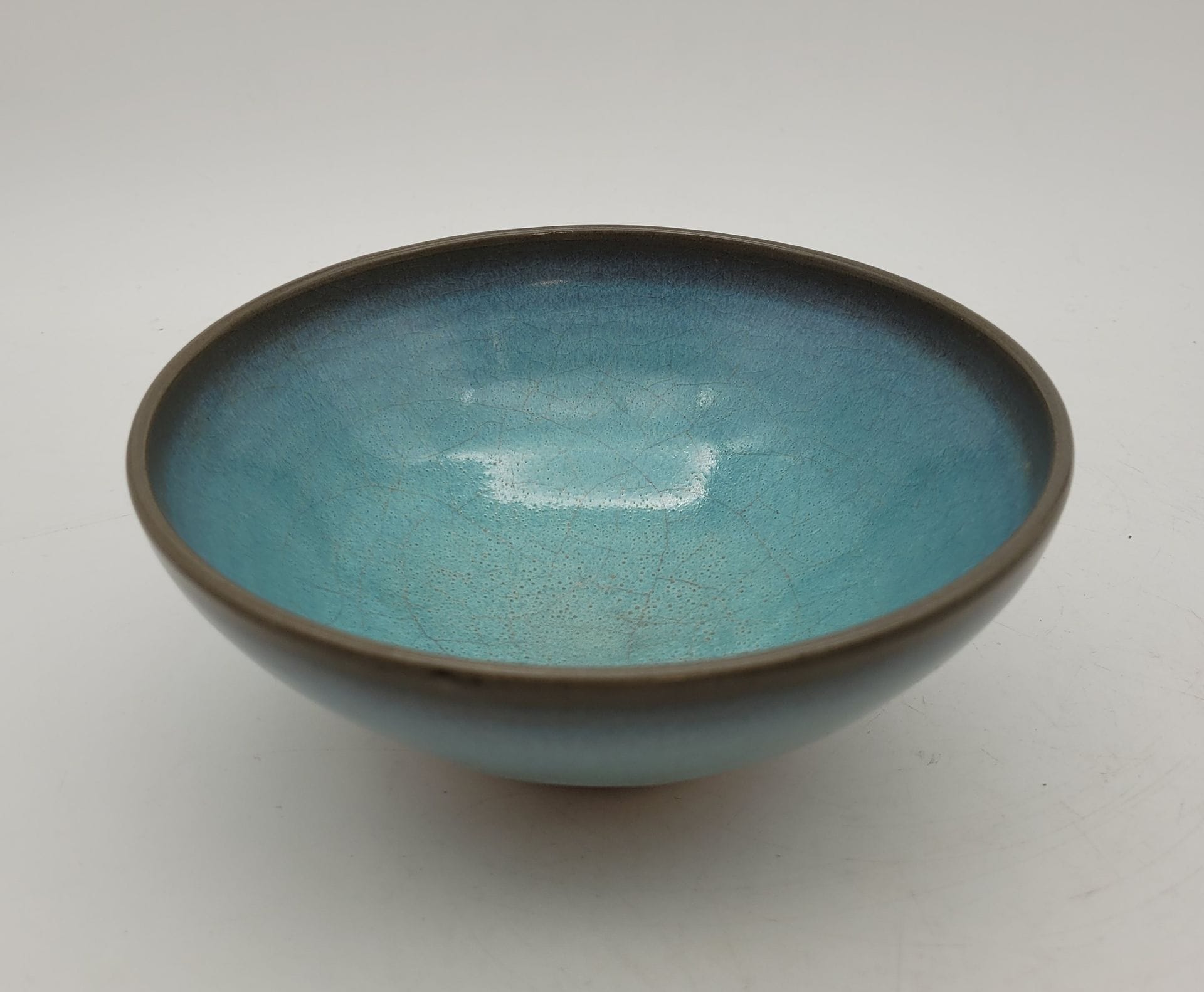 Ceramic bowl, China, 20th century, junyao ceramics style of the Song period
Blue-glazed with purple stain inside.
Diameter: 17.8 cm; height: 7.5 cm