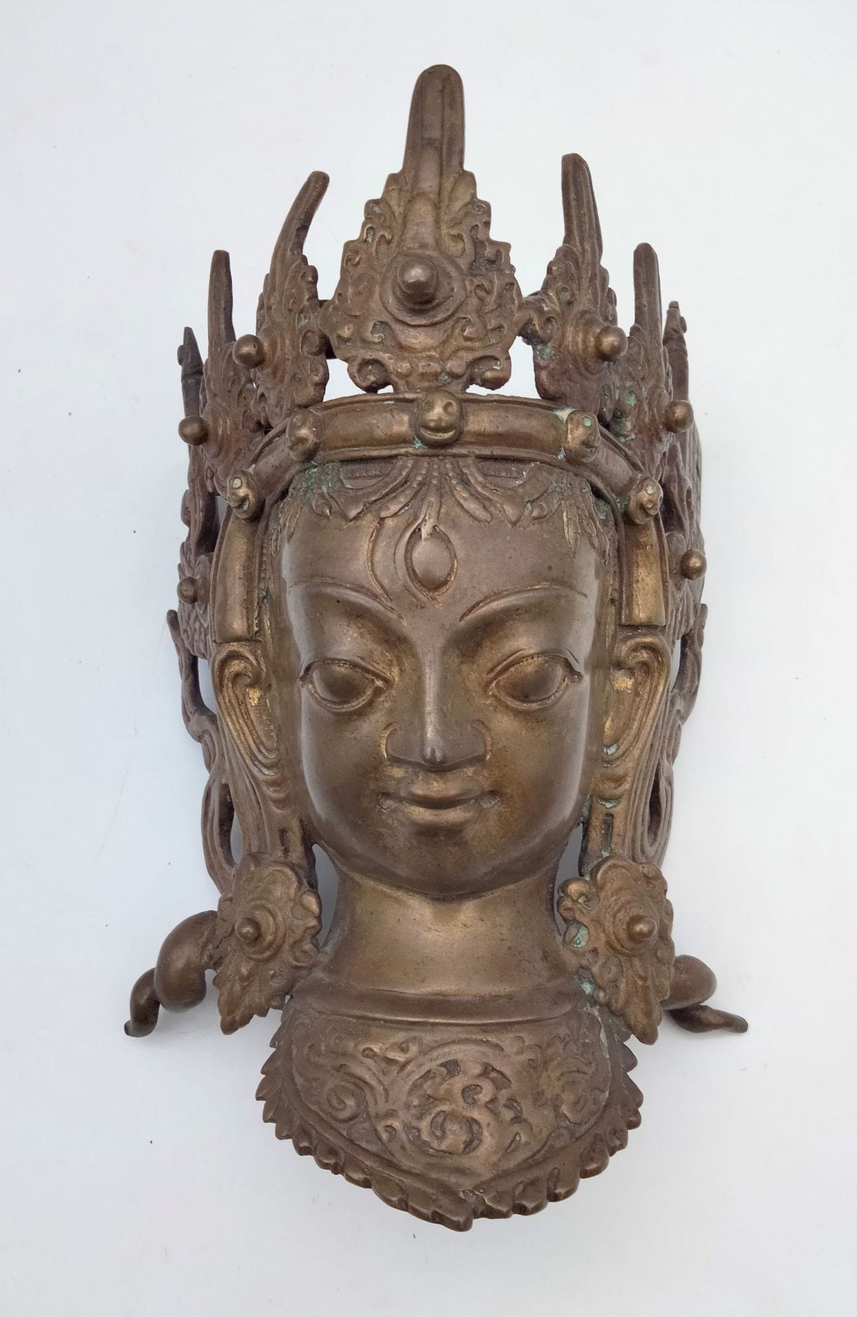 Tara head in copper alloy, Nepal or Tibet, 20th century
Face surmounted by a large diadem. Inscription on reverse, suspension ring.
Height: 24.5 cm
dents, oxidation