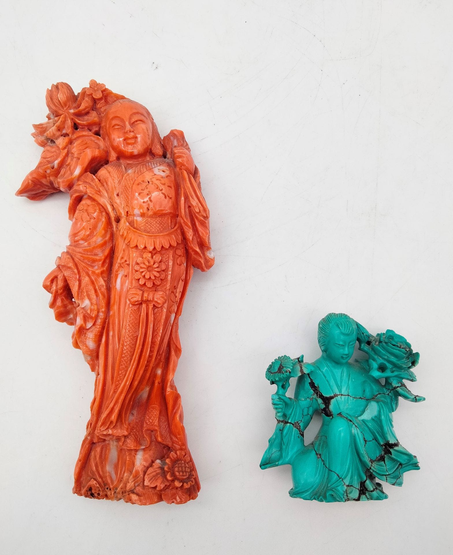 Figure d'élégante en corail, Chine, XXe siècle
Hauteur : 16 cm
Accidents et manques.
On joint une petite figure d'élégante accroupie en turquoise (manque).