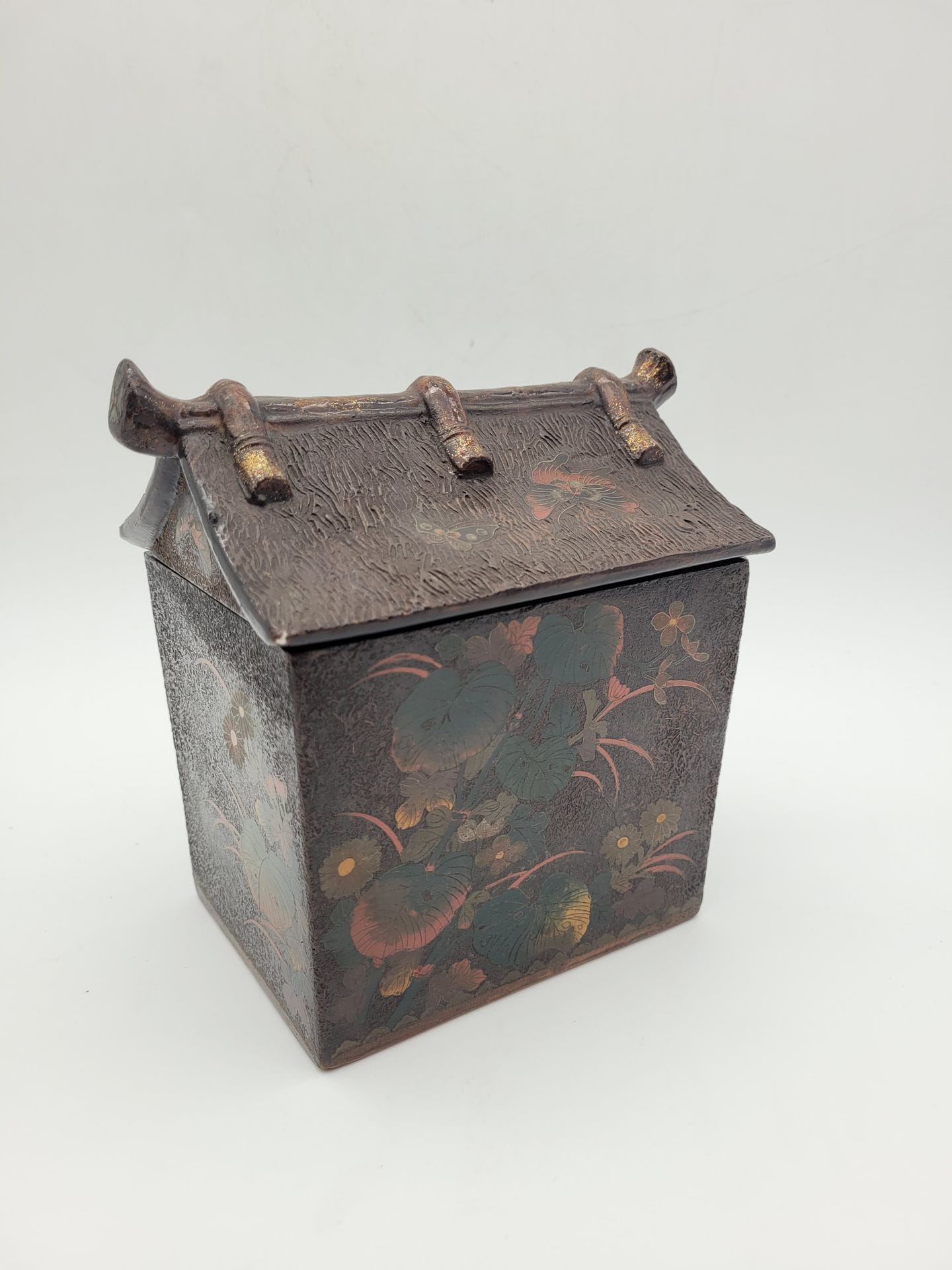 Boîte avec couvercle en porcelaine laquée dite "Jitaisome Shippo", Japon, vers 1900
A décor végétal, de papillons et d'oiseaux en 'émaux cloisonnés
Hauteur : 17 cm
(Petit éclat).