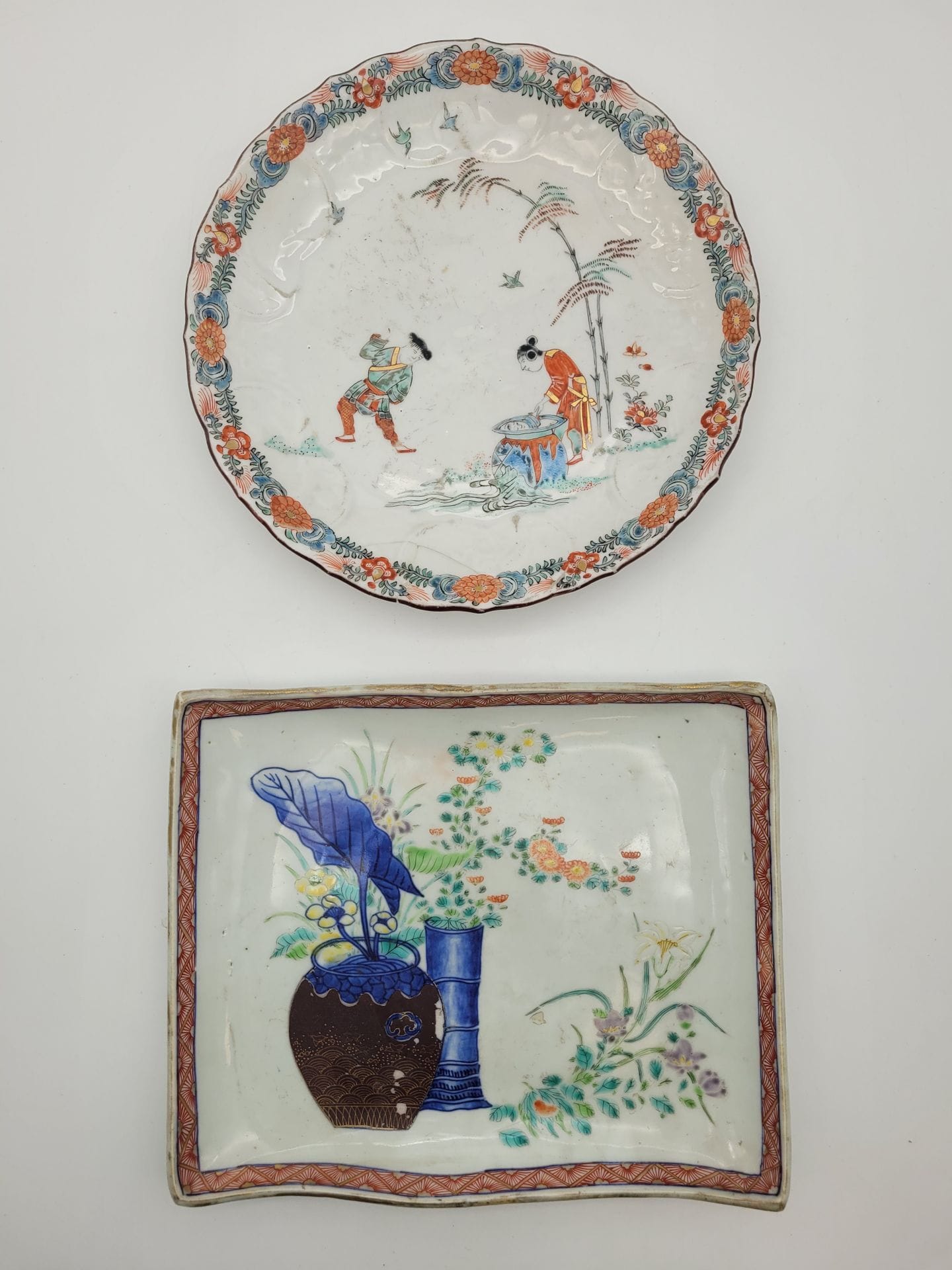 Japanese porcelain plate, overdecorated in Holland with the Shiba Onko motif, 18th century
Diameter: 21 cm
Broken and glued, decorations faded.
A rectangular porcelain dish decorated with flowering vases, Japan. Mark under the base. 18 x 21.5 cm