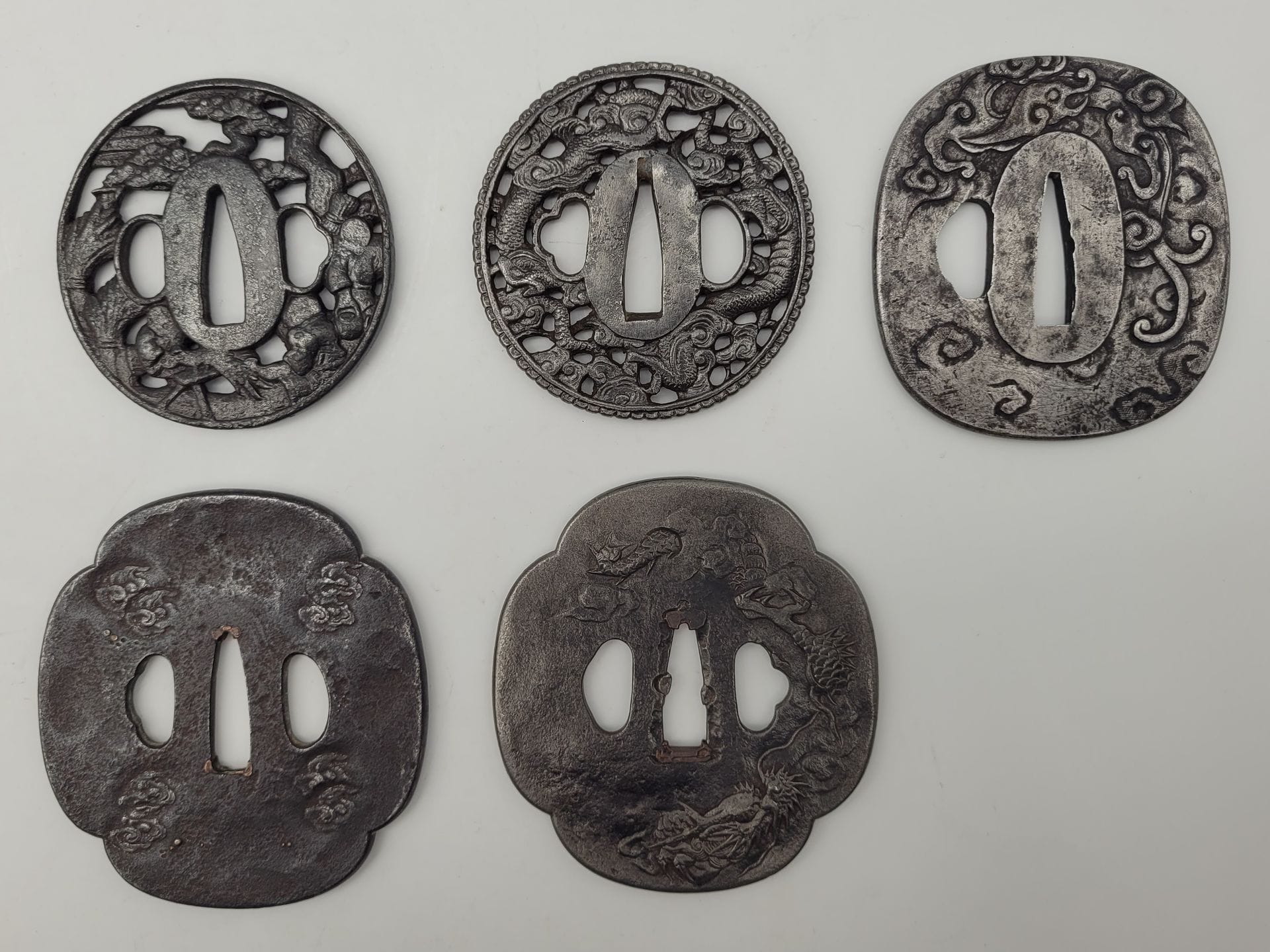 Lot de quatre tsuba en fer, Japon
Formes diverses (maru, naga maru et mokko gata) à décors de dragons dans les nuages.
Usures, manques, dépatinées.
