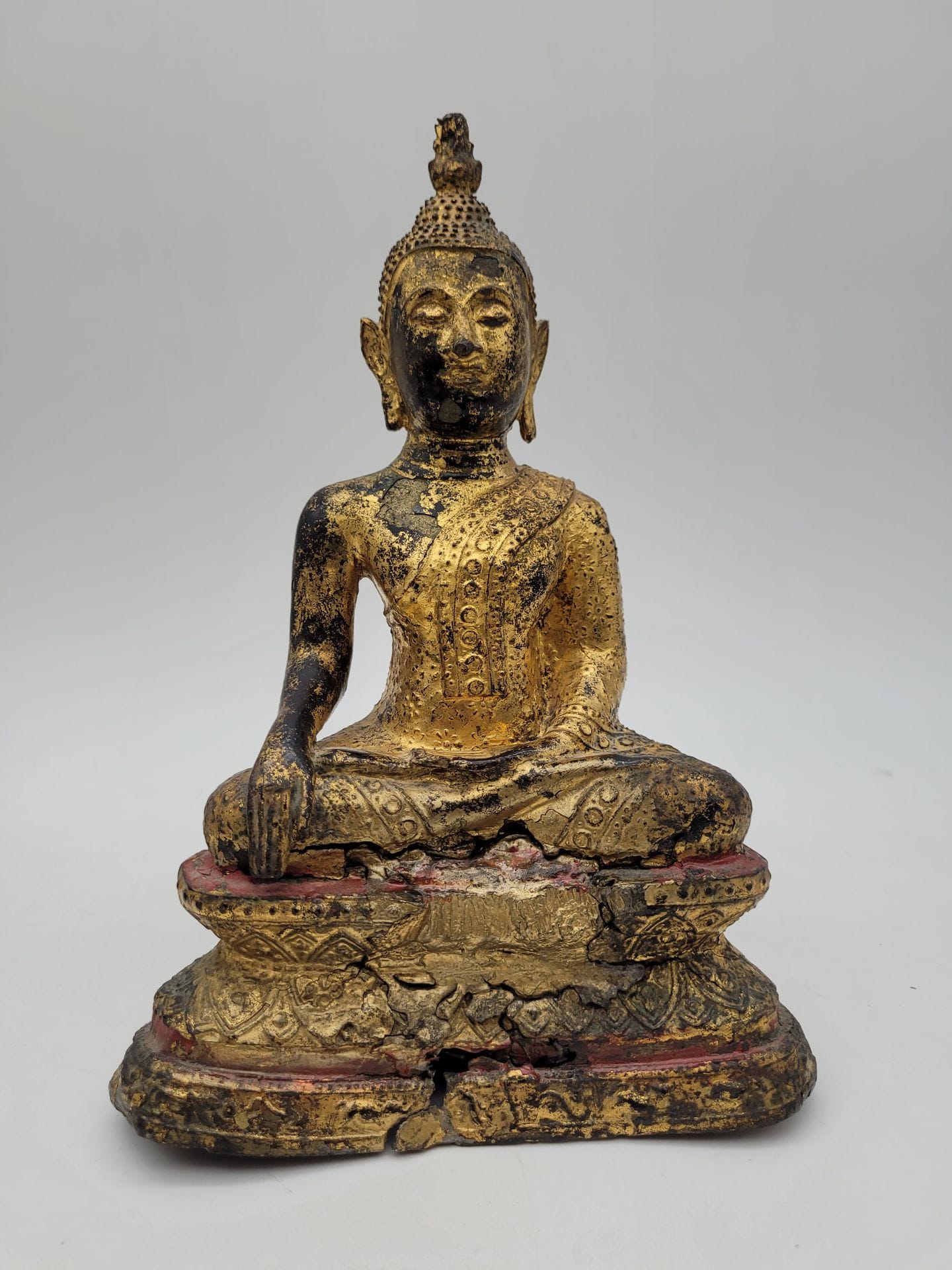 Bouddha en alliage cuivreux doré, Thaïlande, Rattanakosin, XIXe siècle
Hauteur : 20 cm
Accidents et restaurations.