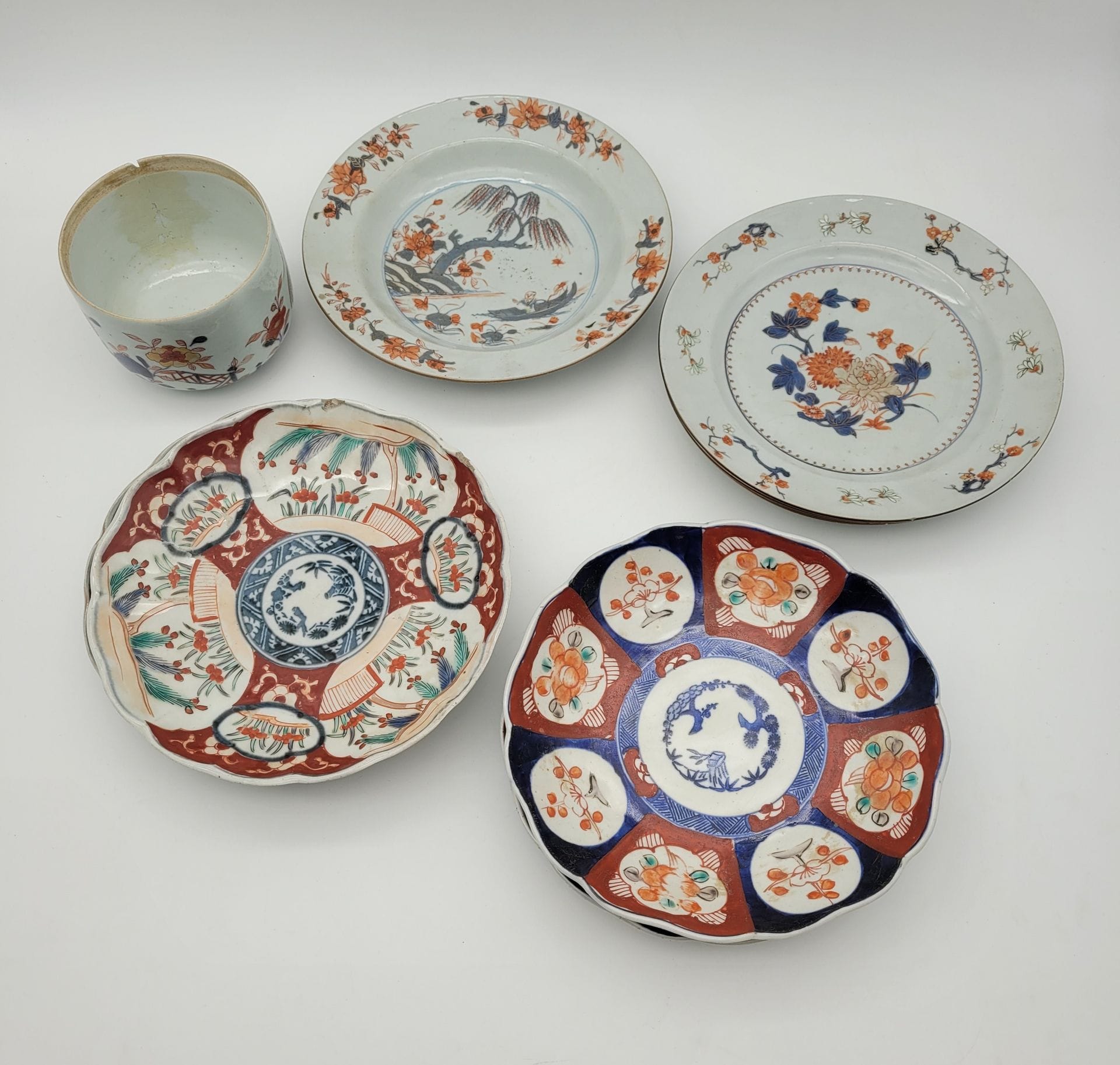 Lot de 8 assiettes en porcelaine à décor Imari, dont une creuse, Japon
Diamètre env. 22 cm
Accidents.
On y joint un pot restauré et accidenté.