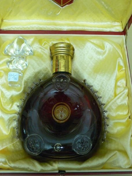 1 bouteille COGNAC, Rémy Martin Louis XIII (carafe en cristal de Baccarat). Dans son coffret et sa boite d'origine