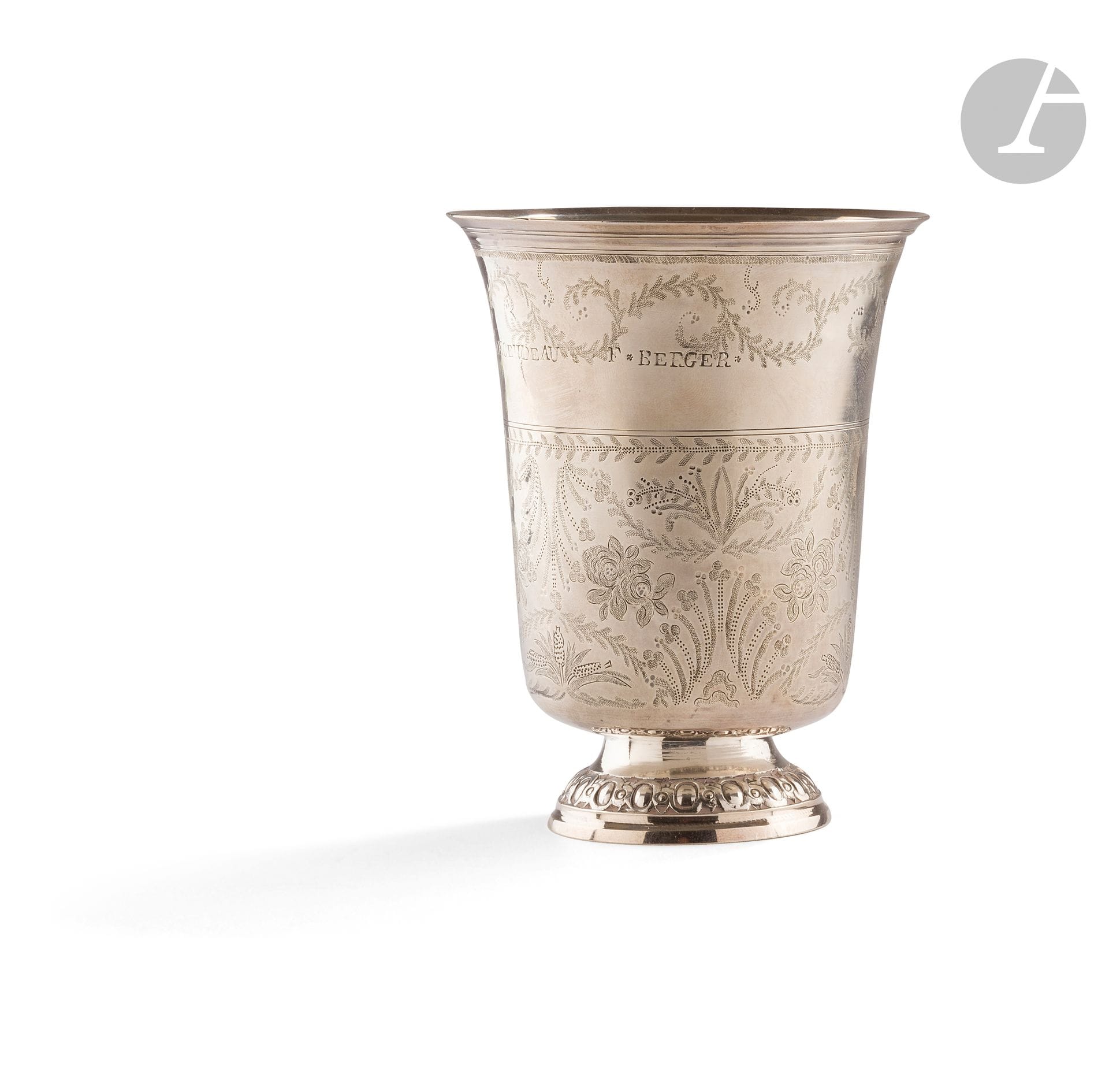 PARIS 1798 - 1809
Timbale tulipe en argent, moulurée d'oves et d'entrelacs sur le piédouche, le corps ciselé sur deux registres de motifs floraux et feuillus amatis, séparés par une ligne médiane de deux filets et gravée VINCENDEAU F. BERGER (probablement pour " femme " Berger).
Orfèvre : Louis-Jacques BERGER, insculpe en 1800
Poids : 122 g - hauteur : 11,8 cm