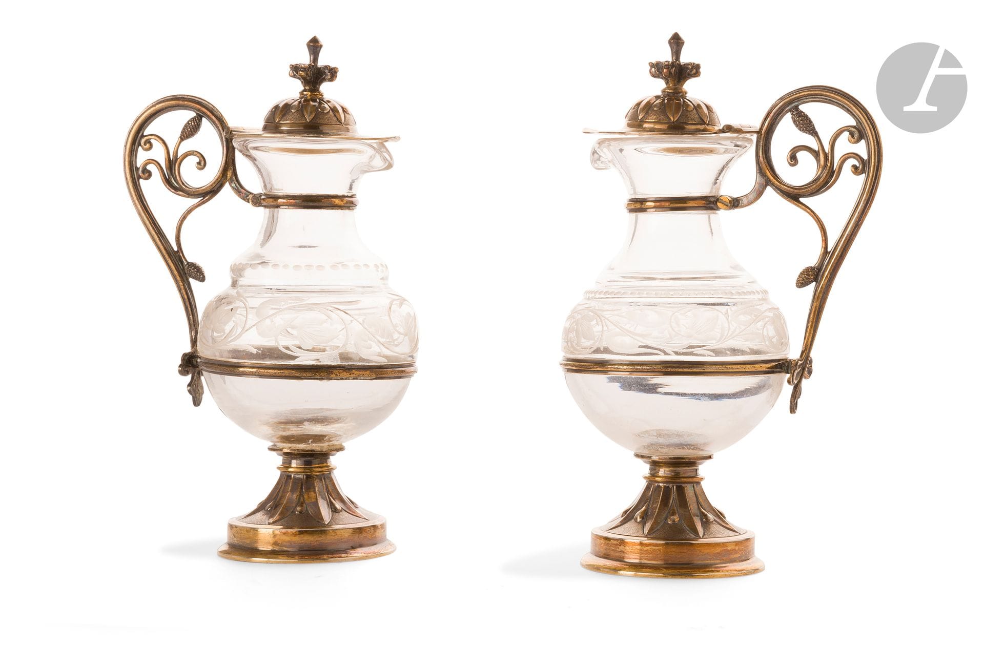 FRANCE XIXe siècle APRES 1838
Paire de burettes (manque le plateau) en argent doré, le corps en verre gravé d'enroulements feuillagés.
Poinçon minerve
Poids brut : 417 g - hauteur : 15 cm