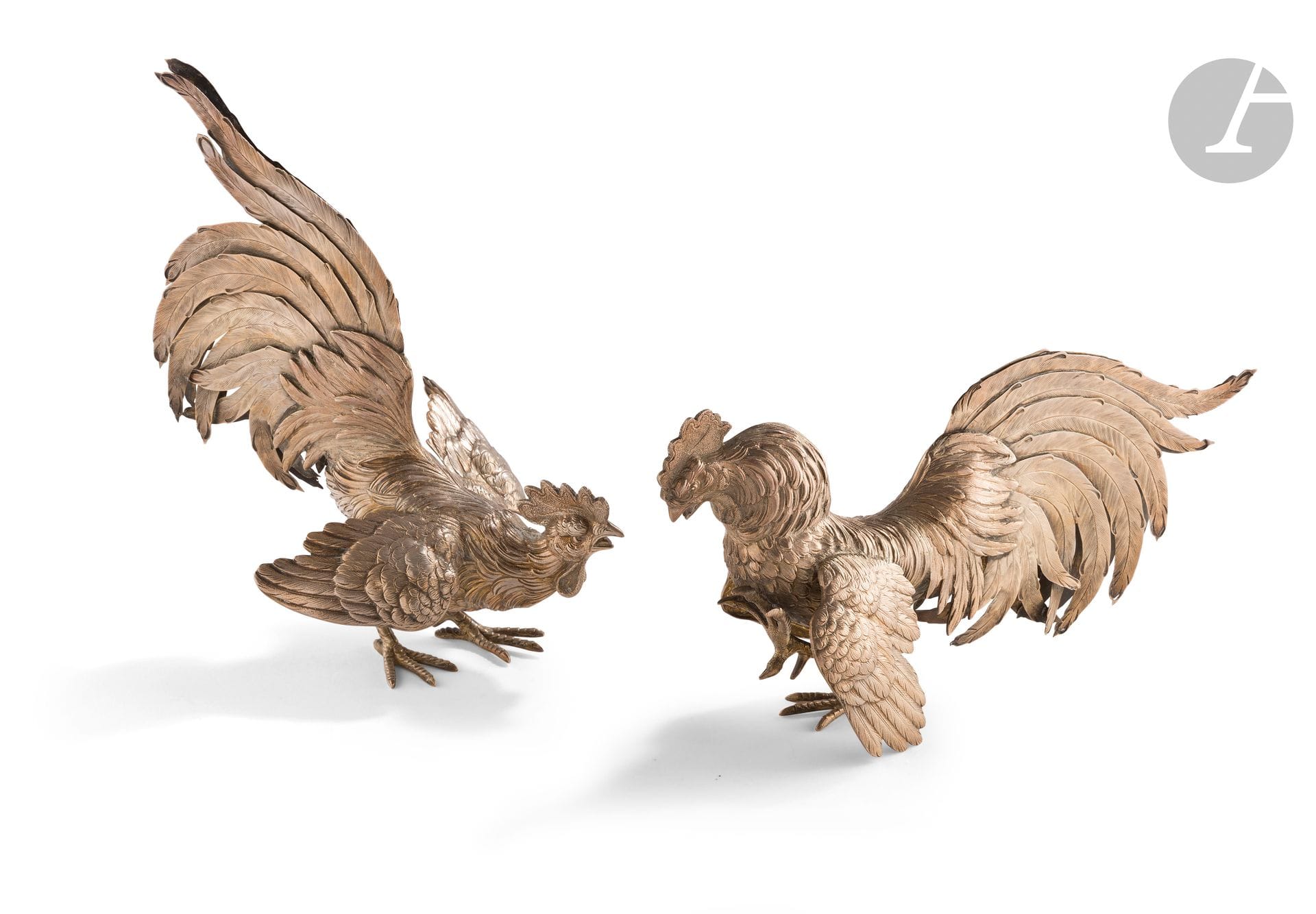 ALLEMAGNE XXe siècle
Paire de coqs combattants en argent 925 ‰.
Poinçons : en toutes lettres GERMANY, STERLING et au cygne
Poids net : 772 g