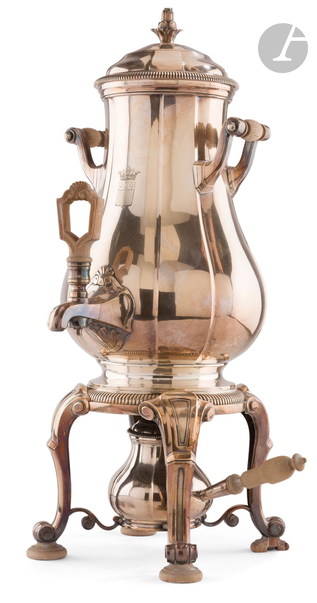 ÉMILE PUIFORCAT XXe siècle
Fontaine à eau chaude en métal complète de son brûleur, gravée d'une armoirie sur le corps de chauffe sommée d'une couronne de marquis. Modèle à pans quadripode, rehaussé de godrons, sommée d'une prise fleuronnée.
H : 42,5 cm
État : un des pieds circulaires en bois cassé