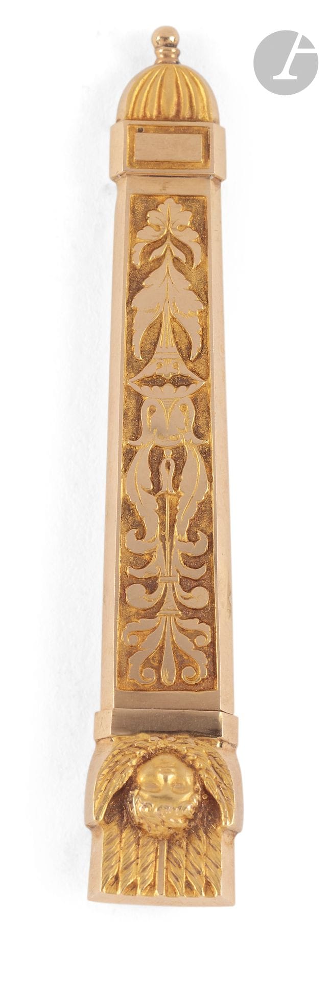 FRANCE 1798 - 1809
Etui à aiguilles en or 18K en forme de carquois sommé de putti ailés, le carquois est rehaussé de feuilles symétriques en relief sur des fonds amatis.
Pas de poinçon d'orfèvre
Poids : 4,6 g - longueur : 7 cm