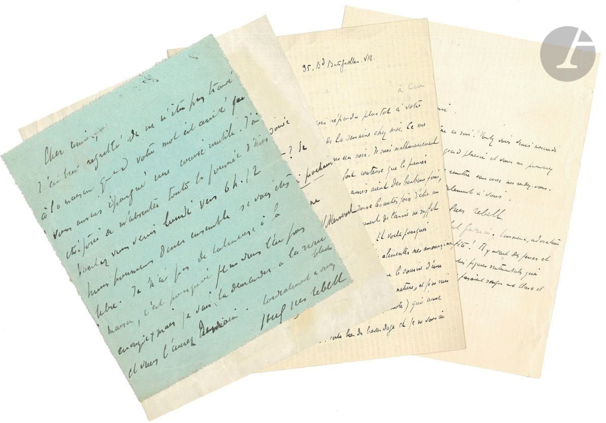Hugues REBELL (1867-1905). 6 L.A.S., [1902 et s.d.], à Maurice Sailland (Curnonsky) ; 9 pages in-12 ou in-8, 2 enveloppes et une adresse.


 Correspondance amicale, littéraire et érotique.
 [10 avril], il regrette de l'avoir manqué. " Je n'ai pas de Calineuse à la maison, c'est pourquoi je ne vous l'ai pas envoyée " ; il va en demander à la Revue blanche. - [26 avril]. " Ce que vous me dites de Rubens m'enchante. Pour moi c'est le dieu de la peinture. [...] Il n'y a que lui pour dessiner de ces belles croupes rétives de cavales et de ces beaux abandons de femmes blondes. [...] Il a peint la vraie femme, la femme blonde, sanguine, bonne, sensuelle, ayant les jambes longues, la taille courte, des hanches superbes et du cul "... etc. - Il lui recommande leur confrère Labbé, " comme nous un fervent de Vénus " ; soufrant, il est en retard dans son travail, et demande de lui prêter 200 F. - Il l'a cherché au bal Gavarni : " Il y avait des fesses et des gorges merveilleuses, sans compter les jolies figures sentimentales qui se cachaient dans des chapeaux cabriolets "... - Il aimerait le voir " avant votre départ pour Biarritz "... - Il est très occupé : " C'est une mode fort couteuse que le premier Janvier et je travaille pour que quelques amies aient des bonbons fins, des fleurs et de jolies parures ce jour là. On me pardonne les autres fois d'être un simple amoureux, mais le don de soi-même au commencement de l'année ne suffit plus [...] Et voilà pourquoi mon imagination est en travail d'aventures d'amour pour alimenter mes amours, à moi, et réjouir des amoureuses. De fait rien n'est joli comme le sourire d'une femme si ce n'est ses larmes "....
 On joint une l.s. d'E. de Grolier de la Librairie Rombaldi à Curnonsky, lui demandant un article sur Rebell (1945).