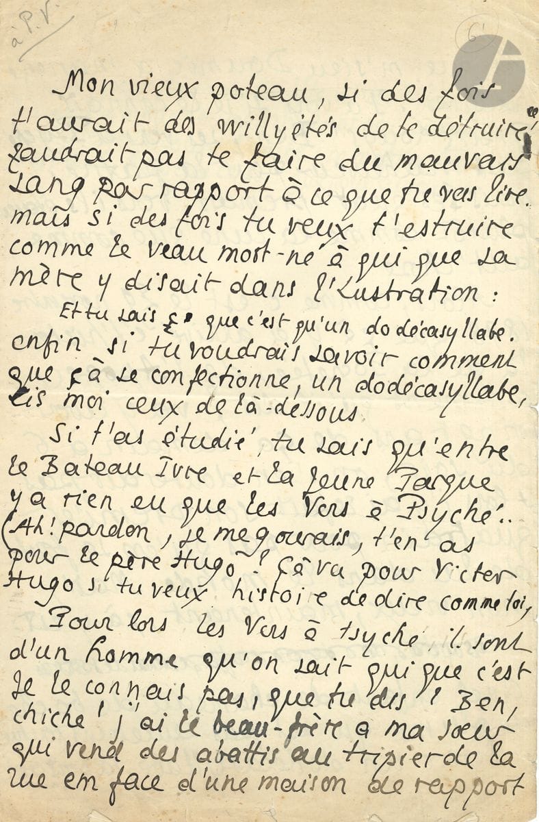 Pierre LOUŸS. 2 L.A. et 1 L.A.S. " P. ", [1918 et s.d., à Paul Valéry] ; 2 pages et quart in-fol. et 11 pages petit in-4.


 [28 novembre 1918]. Amusante lettre au sujet de son poème Psyché. " Mon vieux poteau, si des fois t'aurait des willyétés de te détruir, faudrait pas te faire du mauvais sang par rapport à ce que tu vas lire. Mais si des fois tu veux t'estruire comme le veau mort-né à qui que sa mère y disait dans l'Illustration : / Et tu sais ç' que c'est qu'un dodécasyllabe / enfin si tu voudrais savoir comment que ça se confectionne, un dodécasyllabe, lis moi ceux de là-dessous. Si t'as étudié, tu sais qu'entre le Bateau Ivre et la Jeune Parque y a rien eu que les Vers à Psyché. (Ah ! pardon, je me gourais, t'en as pour le père Hugo ? Ça va pour Victor Hugo si tu veux histoire de dire comme toi). Pour lors les Vers à Psyché, ils sont d'un homme qu'on sait qui que c'est. Je le connais pas, que tu dis ? Ben, chiche ! j'ai le beau-frère à ma sœur qui vend des abattis au tripier de la rue en face d'une maison de rapport où que m'sieu Doumic a manqué habiter. Tu vois si je le connais Pierre Louÿs ! Ben, ses vers à Psyché c'est malheureux pour la patrie, mais les quatre premiers vers ils étaient plutôt comme la lune que comme aut' chose. Alors, comme c'est le 29 novembre 1898 que ça y a arrivé c't'histoire là de la Pochetée, de l'Apogée, comment qu'il dit ? va y avoir vingt ans de ça demain à 6 du soir, on s'en douterait pas. Alors j'y ai refait son premier quatrain pour pas qu'on se foute de lui dans le monde. Mais, mon vieux, maintenant ça y est : Quel enfant de chameau de boche de plume qu'est pas seulement foutu d'écrire un dodécasyllabe, la poison ! ". Suit le quatrain : " Psyché, sœur de mon souffle et de l'heure qui sonne "...
 [1922]. Il le remercie de l'avoir contredit : " je comprends pourquoi mes lecteurs ne me comprenaient pas. Tu me connais depuis trente deux ans et tu me connais bien. Faisons une expérience en histoire littéraire ". Et il pose des questions : " I. En quelle année me suis-je fait imprimer pour la première fois ? En 1880. Le savais-tu ? [...] IV. Avant de publier Bilitis et Aphrodite, j'ai collaboré au roman de quelqu'un, qui est devenu académicien depuis. Qui est-ce ? " Quant à sa religion, on le croit protestant ou juif. " IX. Ai-je des enfants ? et combien ? Zéro ? sept ? ou quinze ? ou... Qui le sait ? "... Et il conclut : " Ceux qui savent tout ou presque tout, où la centième partie de tout, est-ce Chapelle ? Boileau ? - Non. Personne. "
 Samedi soir (suite). " Entre les cyniques et les doucereux, il est certain qu'il y a aussi, et même d'abord, les stoïques " Il admire Marc-Aurèle, mais n'a jamais compris " le mot typique du stoïcisme, l'hémistiche de Vigny : Souffre et meurs sans parler. - Je ne sens pas en quoi le silence est une fonction de la vertu lorsqu'il s'agit de souffrances physiques. [...] Je verrai même dans ce silence la vanité des vanités [...] et je n'en estime pas moins le Christ pour avoir gémi sur la croix : "Eli ! Eli ! etc." "...
 On joint une photographie originale de Paul Valéry par Pierre Louÿs (vers 1895 ; 8,2 x 5,5 cm).